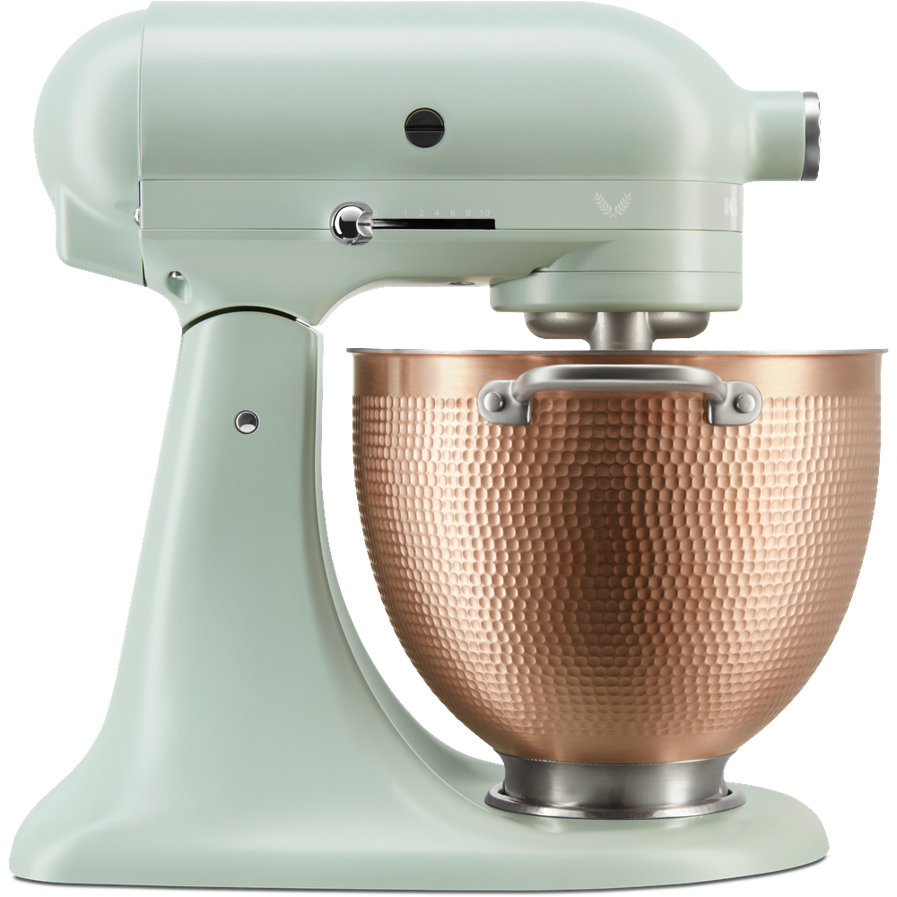 Ein mintgrüner KitchenAid-Küchenmixer mit Kupferkessel, nach rechts geneigt.