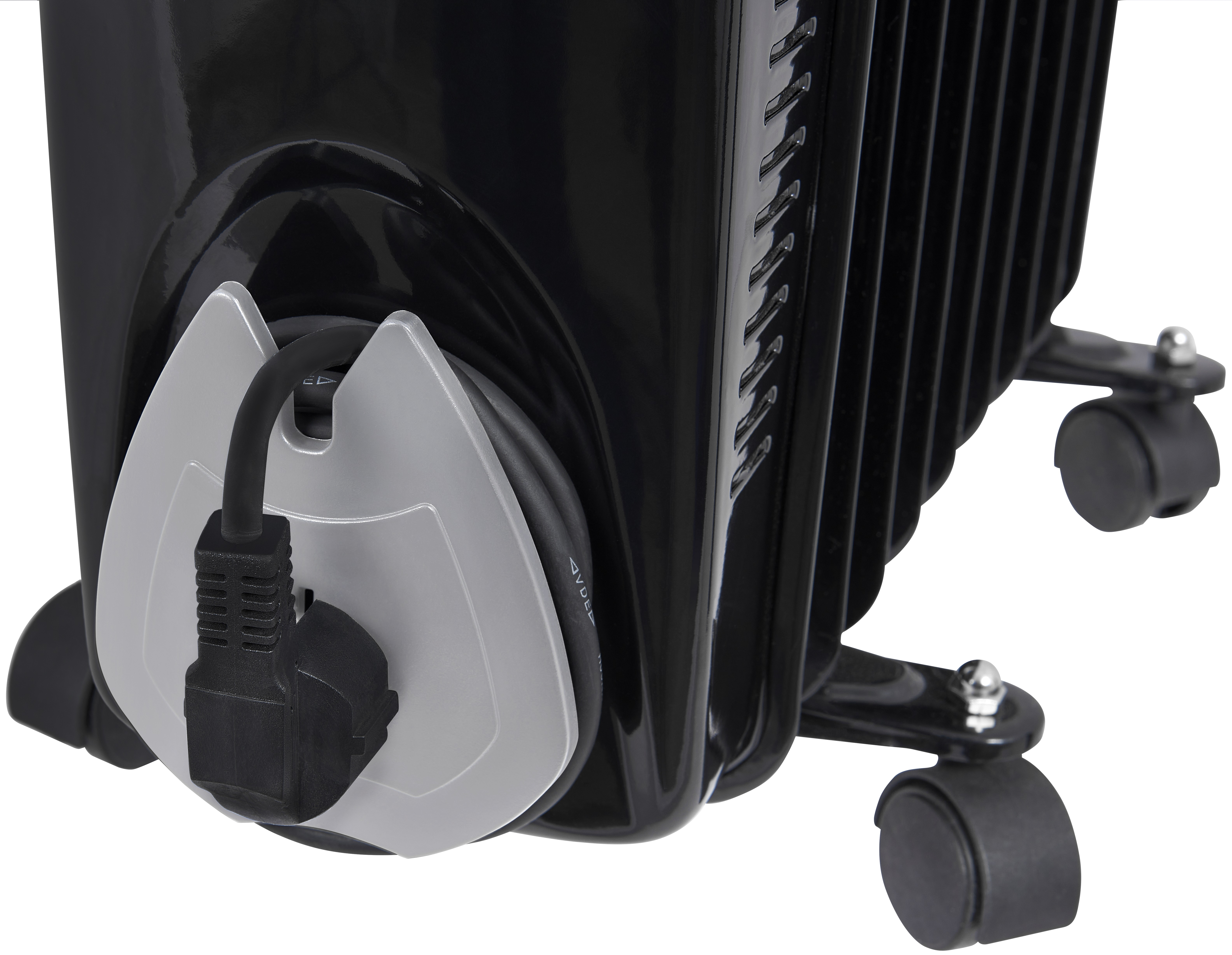 Nahaufnahme eines schwarzen Ölradiators mit Netzkabel und Stecker.