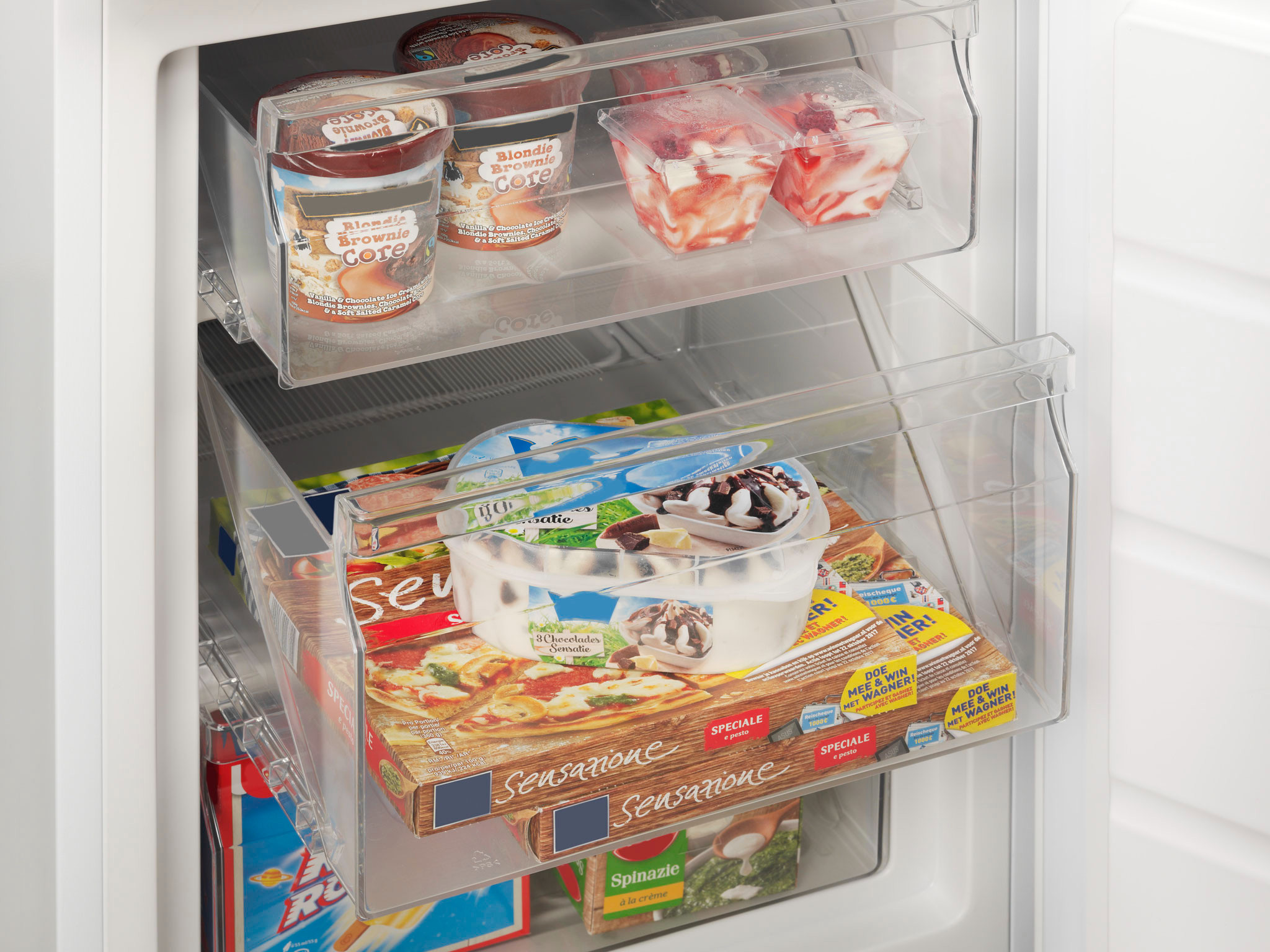 Réfrigérateur avec tiroir ouvert, glace et pizza.