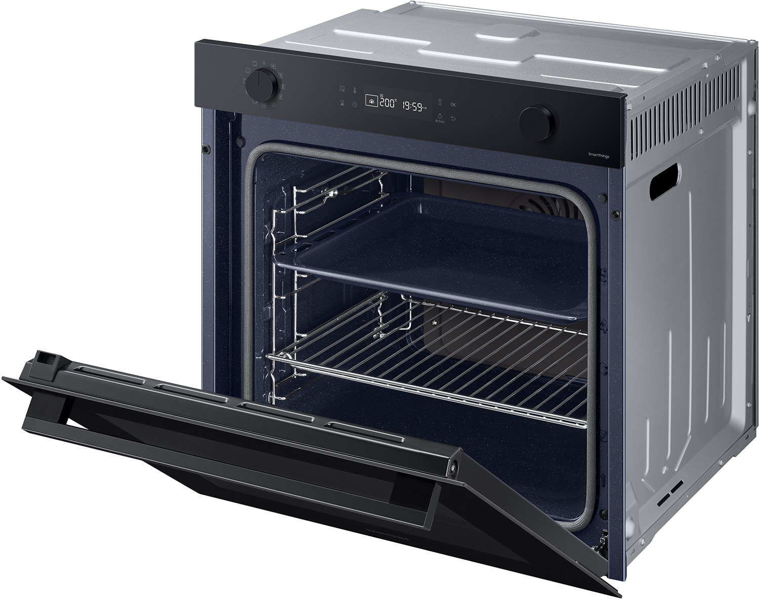 Oven met open deur, toont binnenroosters en een bakplaat. Modern, zwart design.