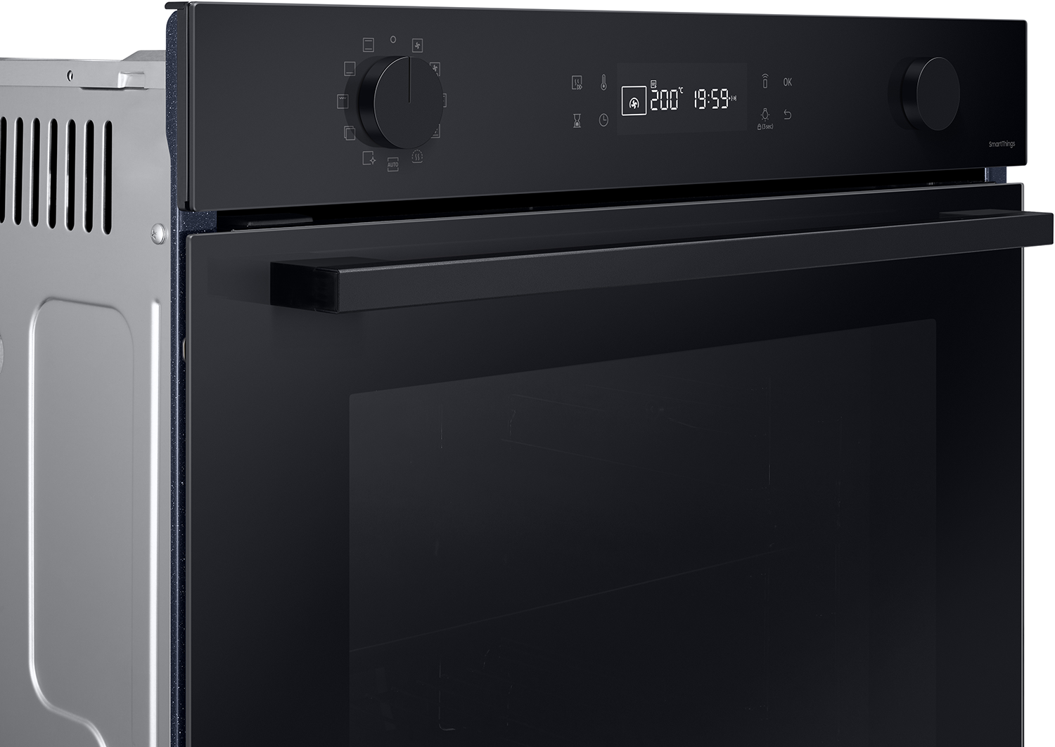 Zwarte oven met bedieningselementen. De ovendeur is gesloten. Roestvrijstalen zijkant is zichtbaar. Zwarte achtergrond.