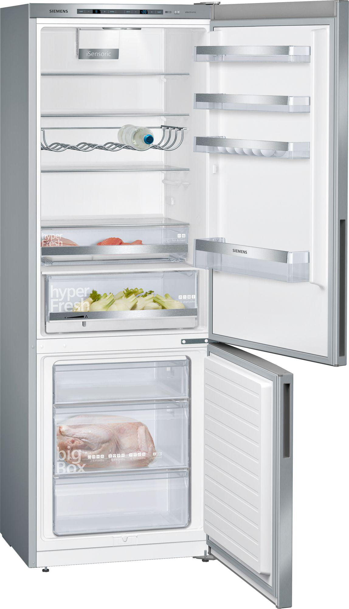 Silberner Kühlschrank mit offenen Türen. Innen Regale mit Essen und Wasserflasche.