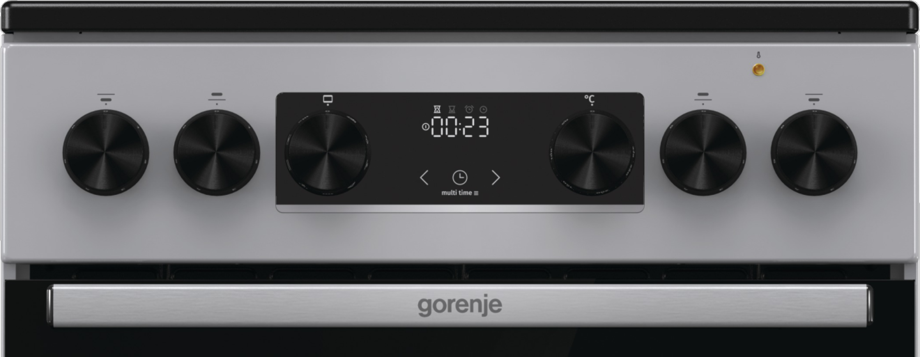 A tűzhely vezérlőpaneljének közeli képe gombokkal, digitális kijelzővel és a Gorenje logóval.