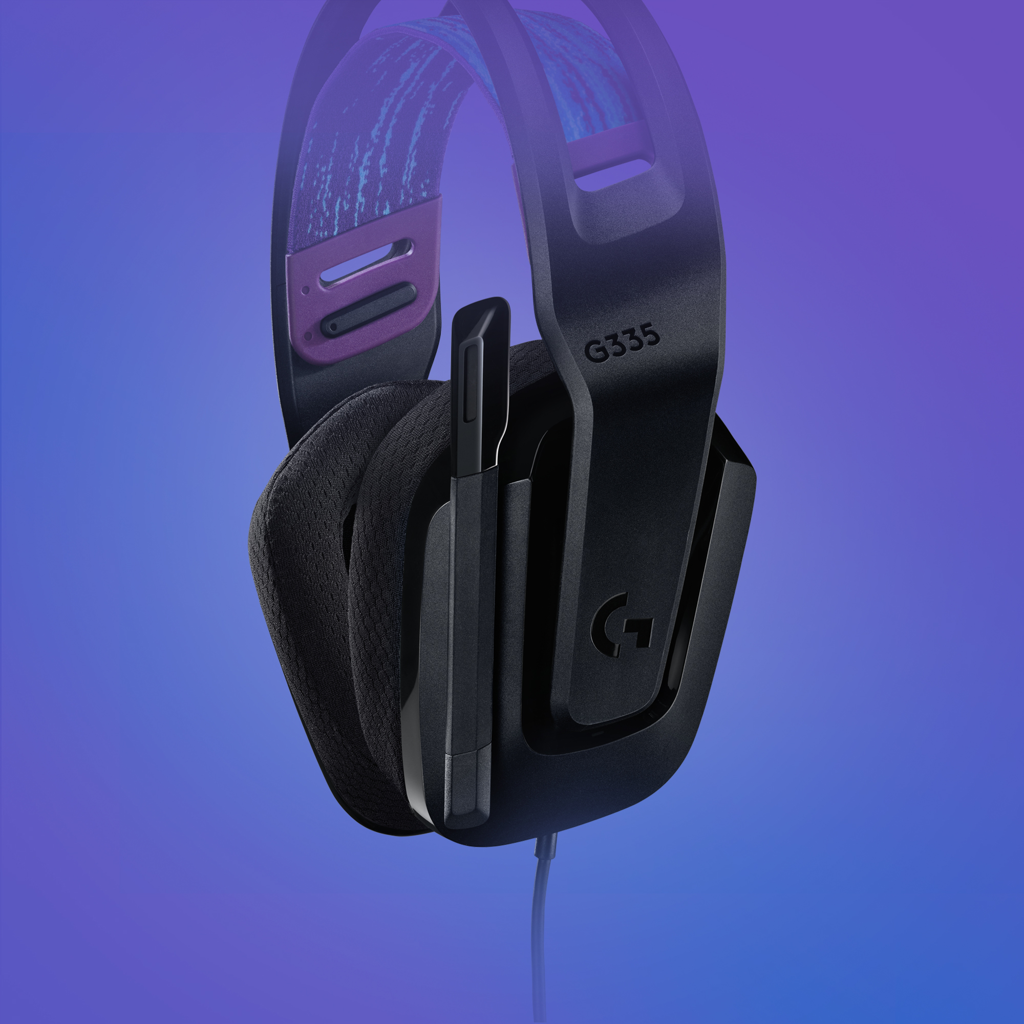 Cuffie da gioco nere con microfono, su sfondo sfumato blu e viola.