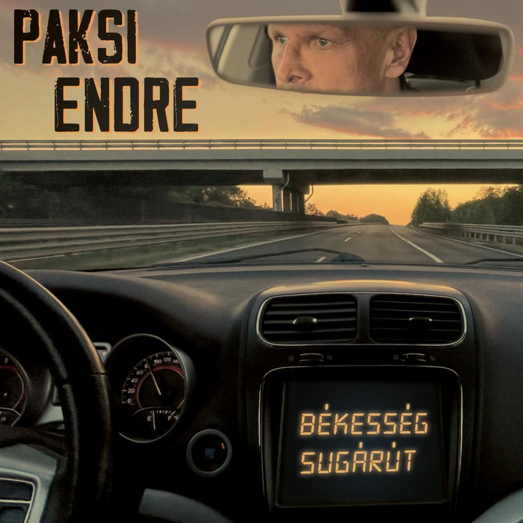 Autó belseje a visszapillantóban lévő sofőrrel, 'Békesség Sugárút' felirattal.