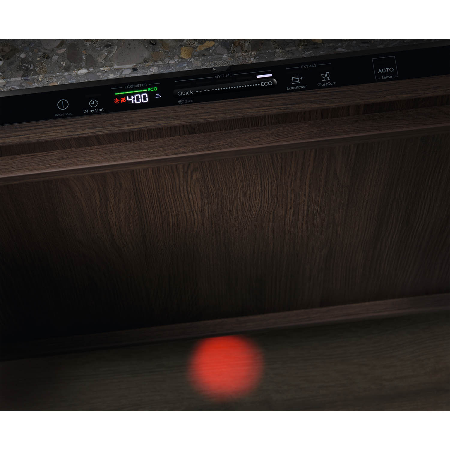 Pannello comandi lavastoviglie con pulsanti e display. Legno scuro e luce rossa sotto.