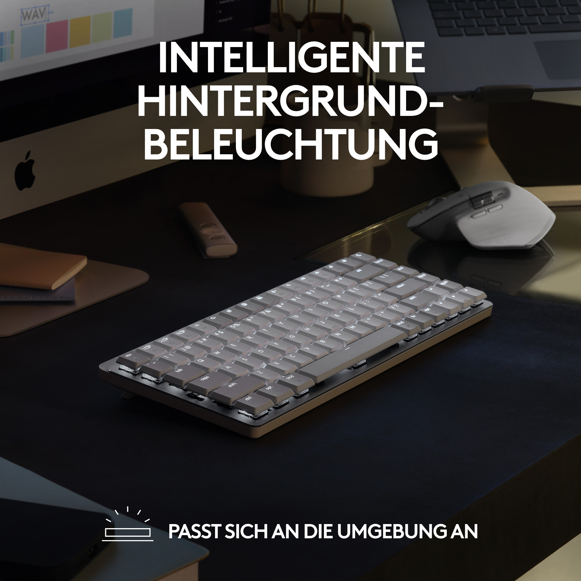 Ein schwarzer Schreibtisch mit einer weißen Tastatur, einer Maus und einem Notizbuch. Text: Intelligente Hintergrundbeleuchtung.