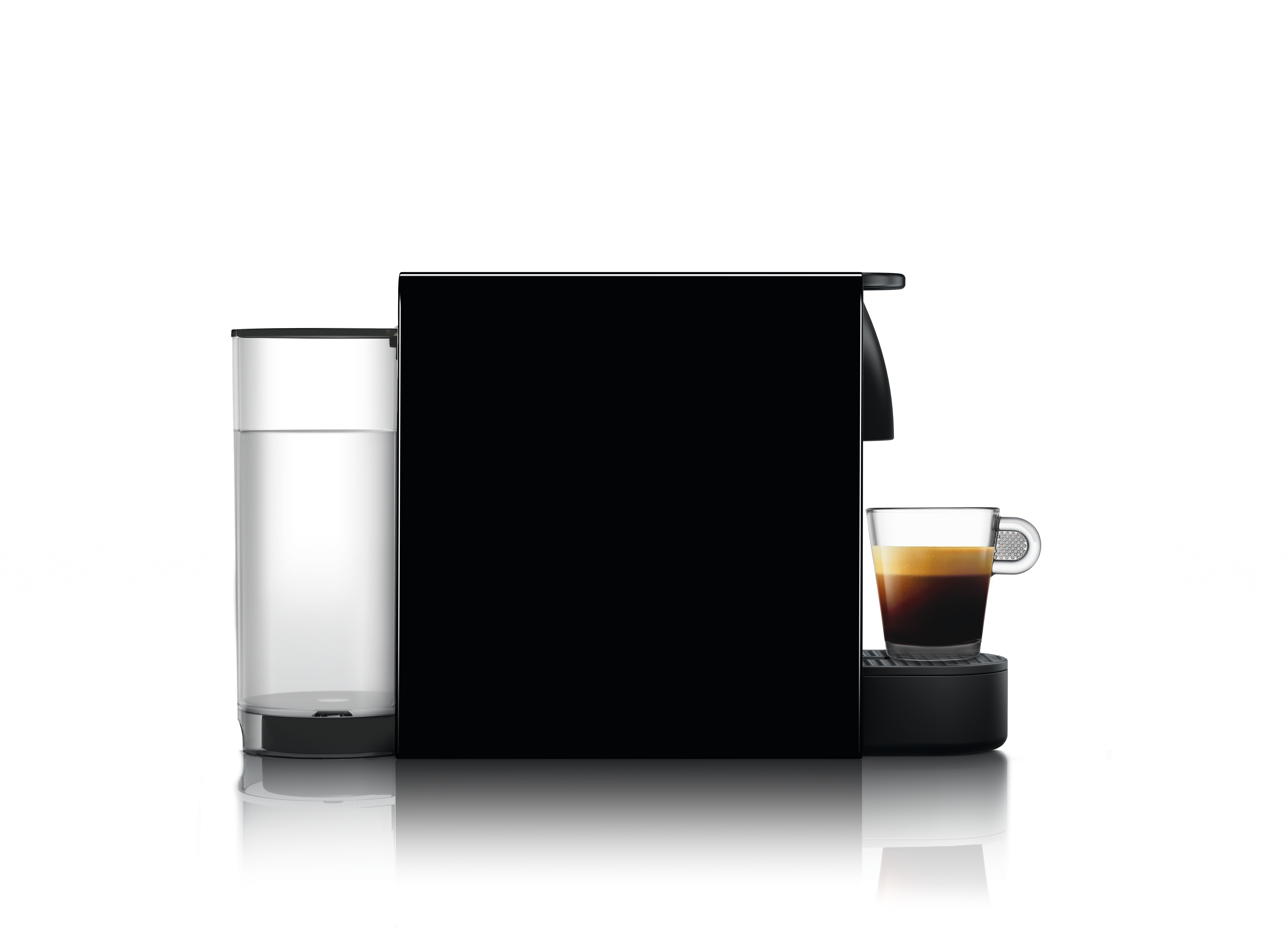 Siyah bir yüzeyde bir bardak kahve ile siyah bir Nespresso makinesi.
