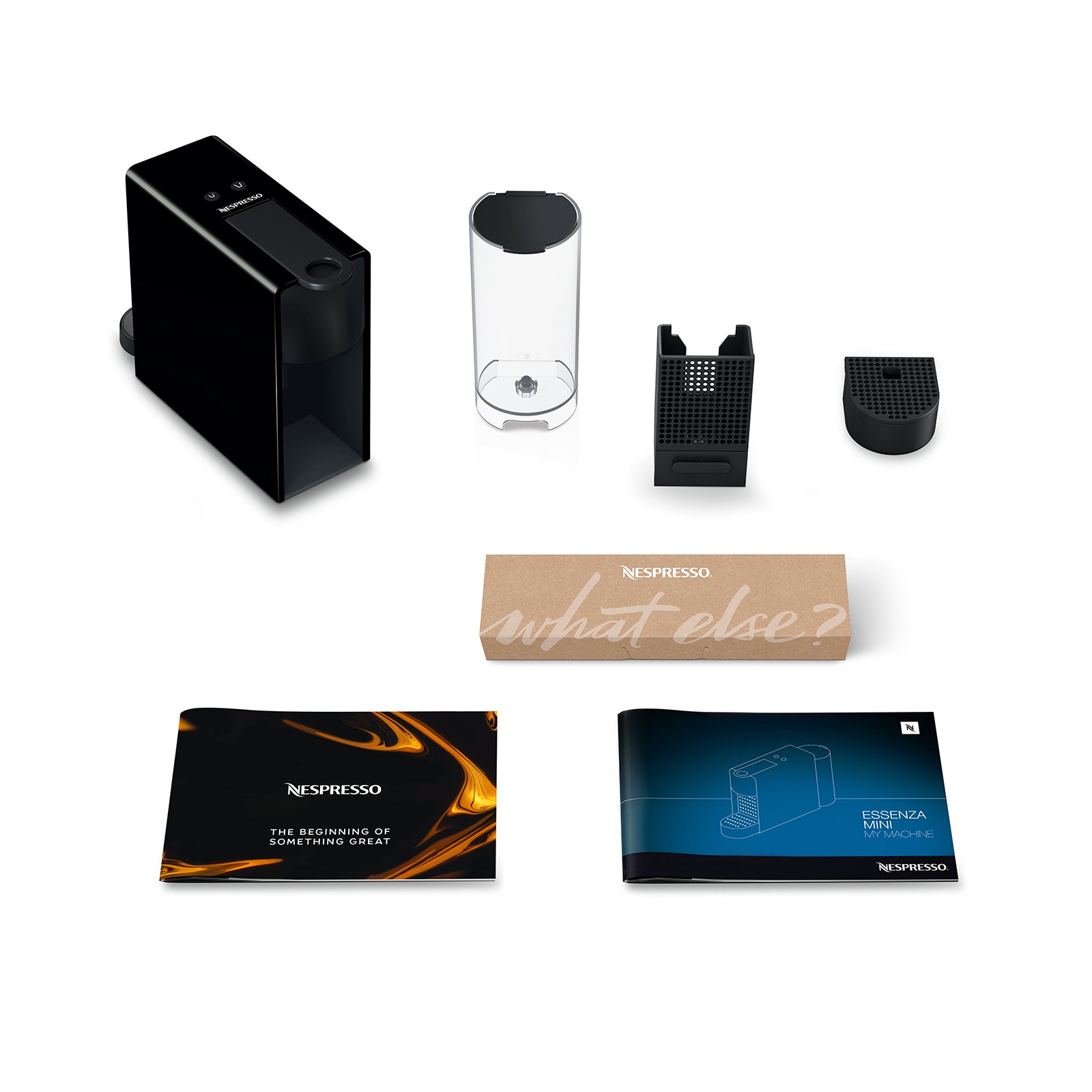 Siyah Nespresso makinesi, aksesuarlar ve talimatlarla, hepsi beyaz bir yüzeyde düzenlenmiş.