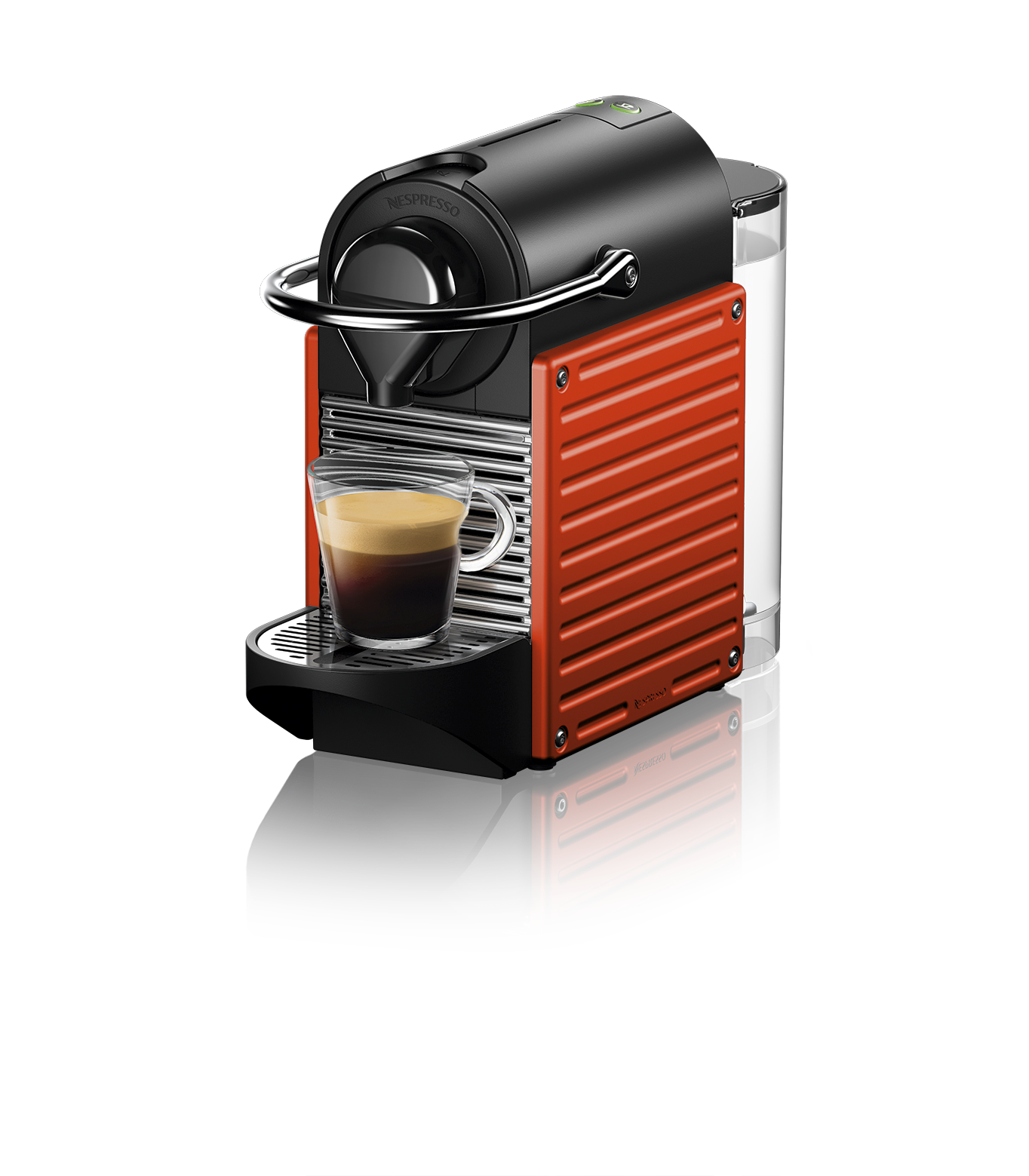 Siyah ve turuncu Nespresso makinesi. Bir fincan kahve kenarda. Siyah zemin.