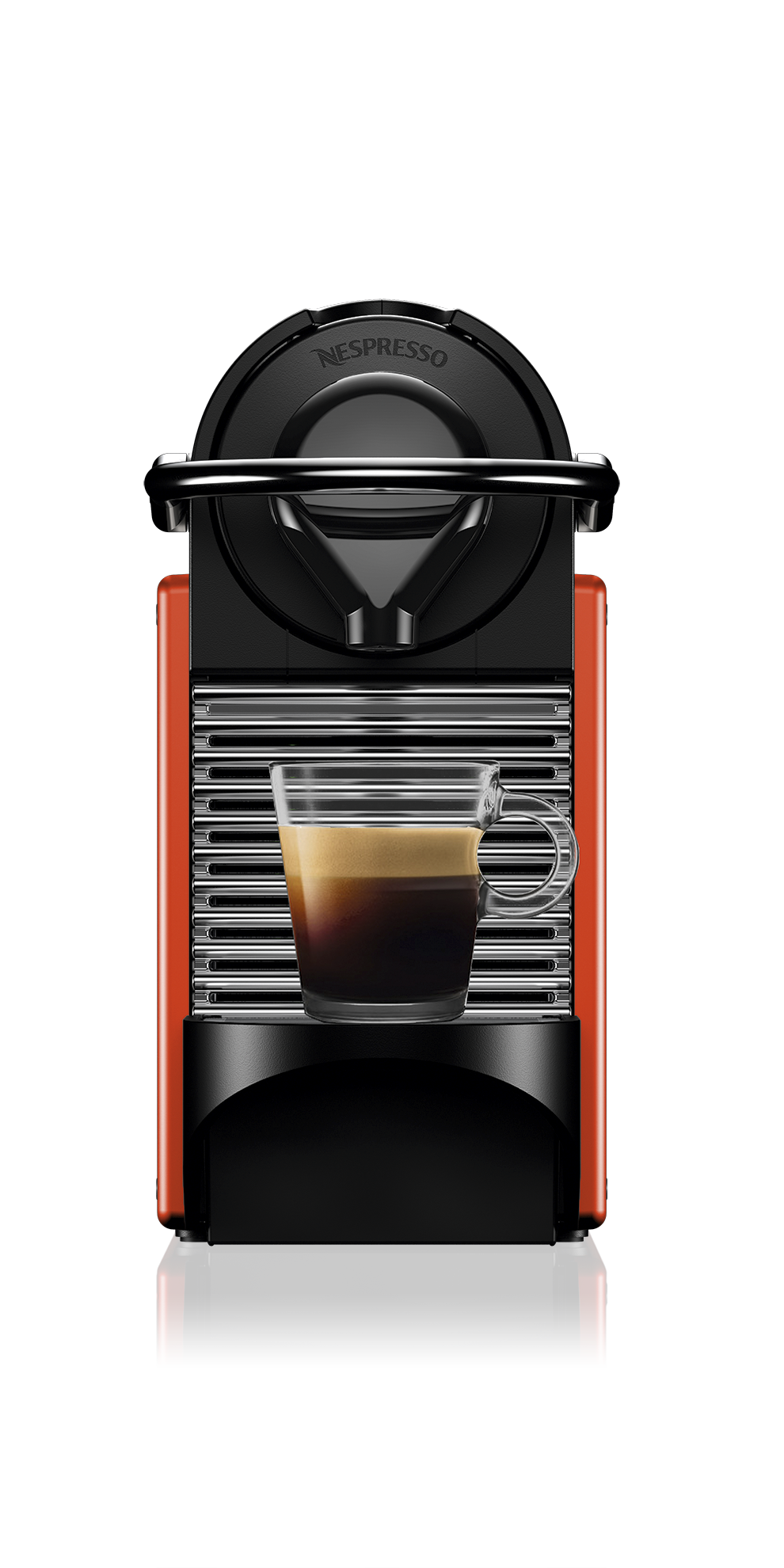 Siyah zemin üzerinde bir fincan kahve ile turuncu ve siyah Nespresso makinesi.