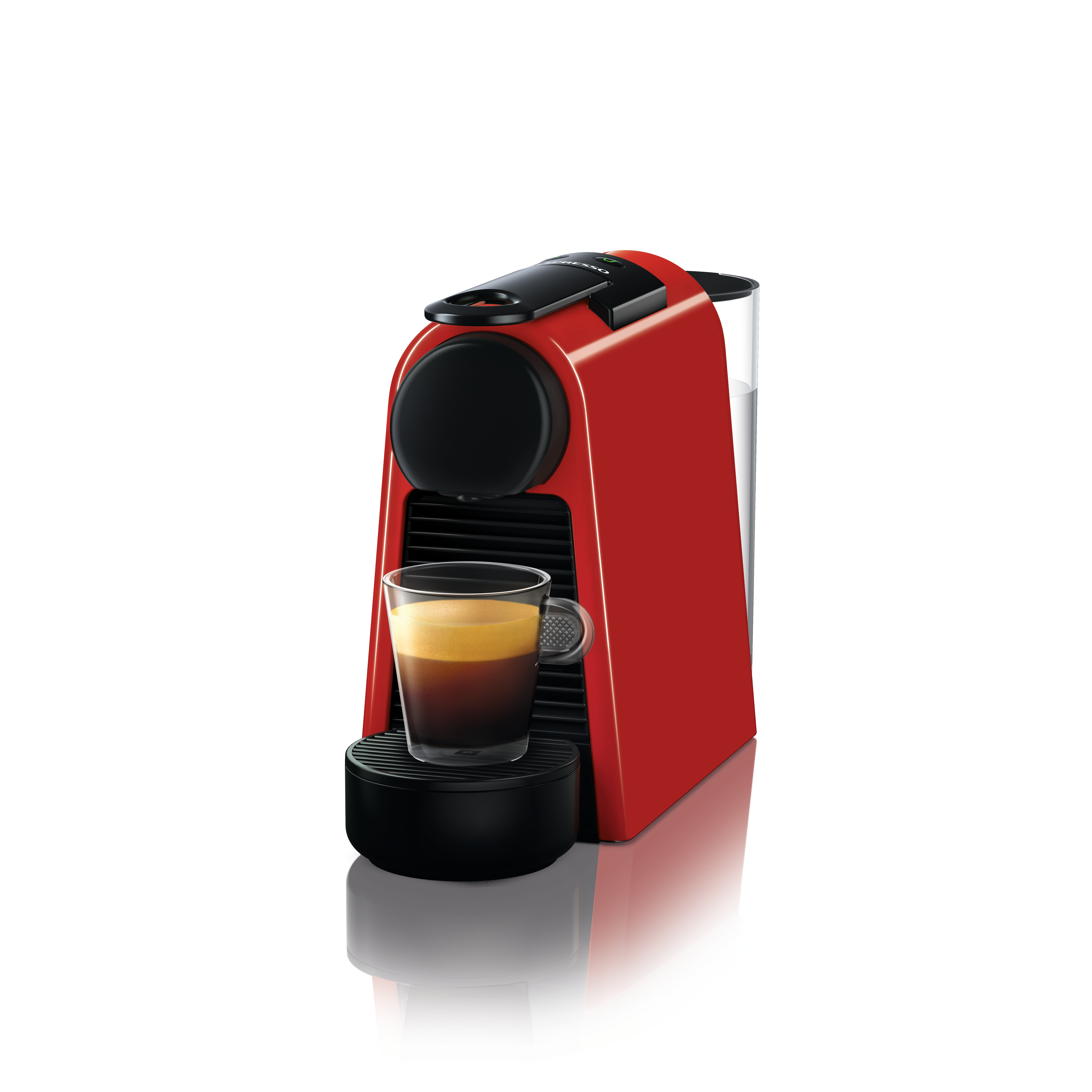 Bir bardak kahve ile kırmızı Nespresso kahve makinesi. Arka plan beyazdır.
