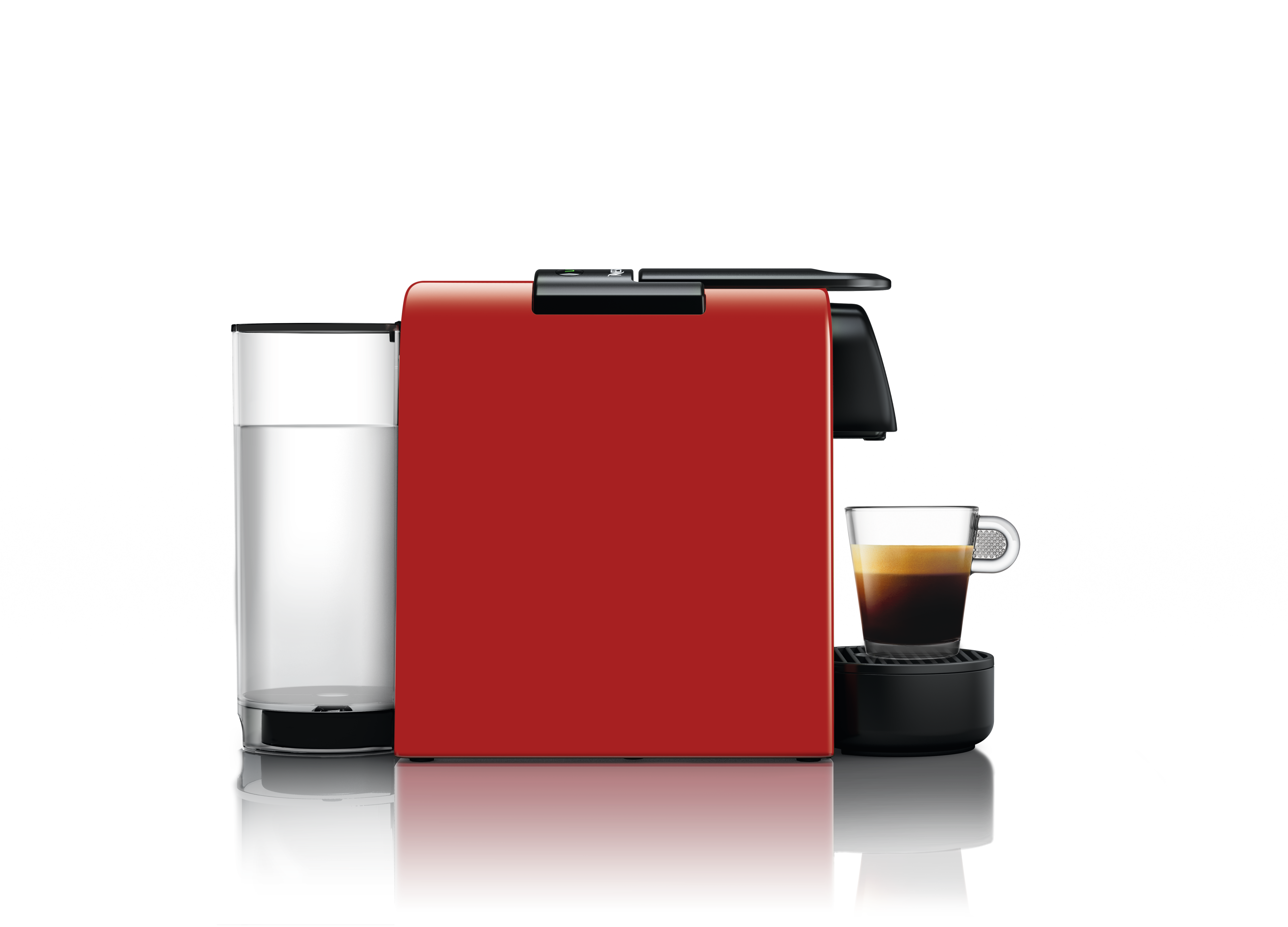 Kırmızı espresso makinesi ve kahve fincanı. Solda bir su kabı.
