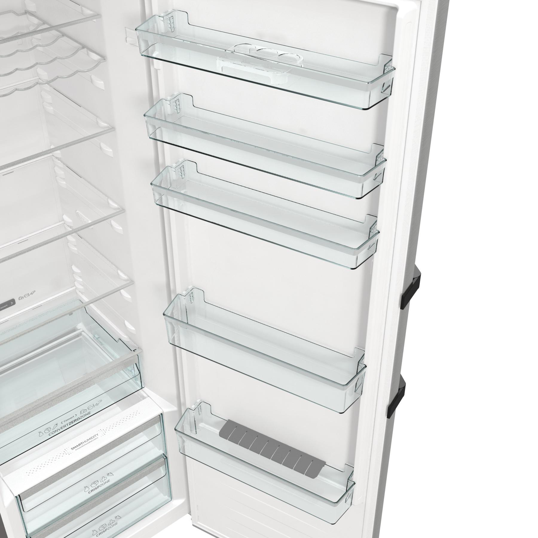 Innenseite eines Kühlschranks. Glasscheiben und Schubladen sind sichtbar. Der Innenraum ist weiß.