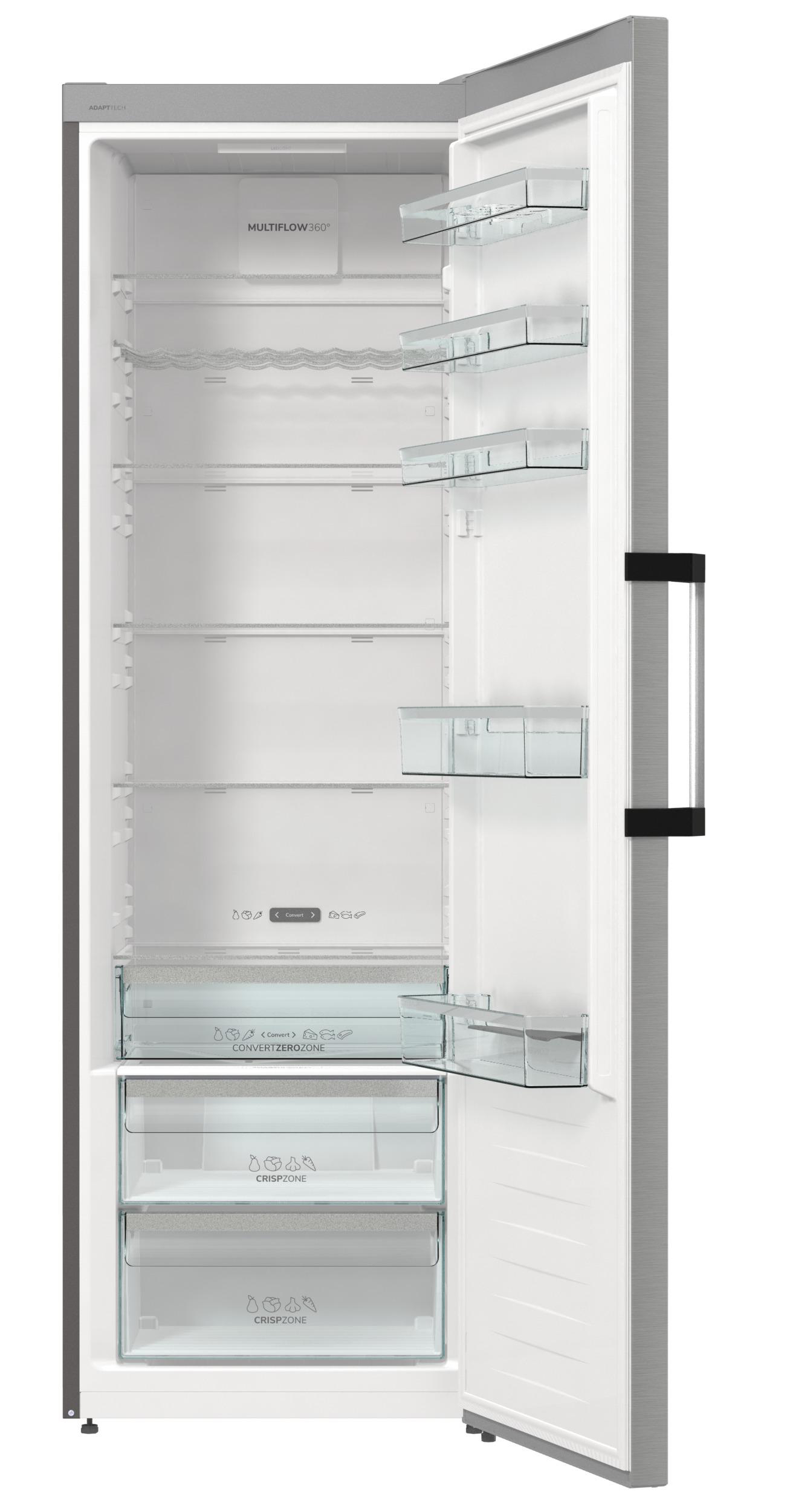 Offener Edelstahlkühlschrank. Glasschalen und Schubladen sind sichtbar. Weißer Hintergrund.