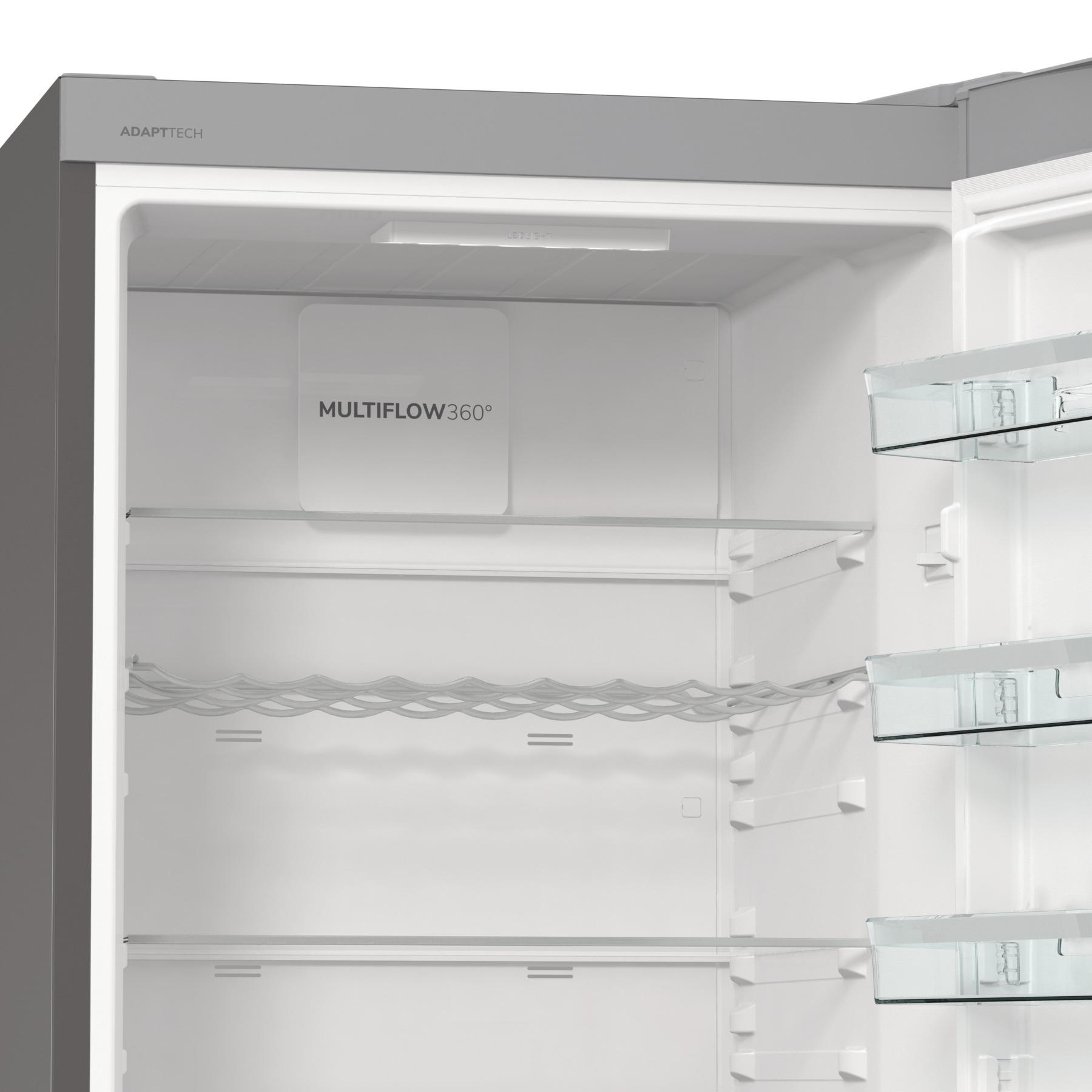 Kühlschrank-Innenraum mit Regalen und einem Etikett.