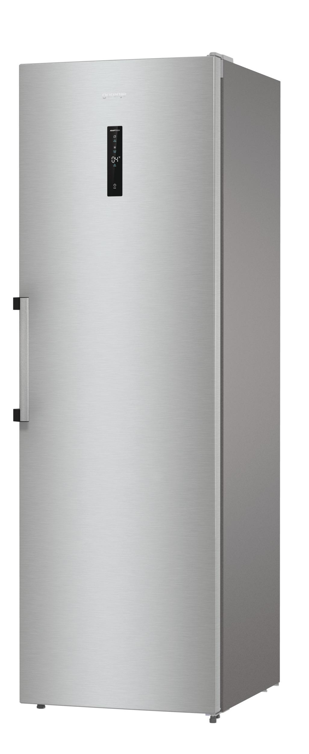 Silberner Kühlschrank, hoch und schmal, mit Digitalanzeige und schwarzem Griff. Weißer Hintergrund.