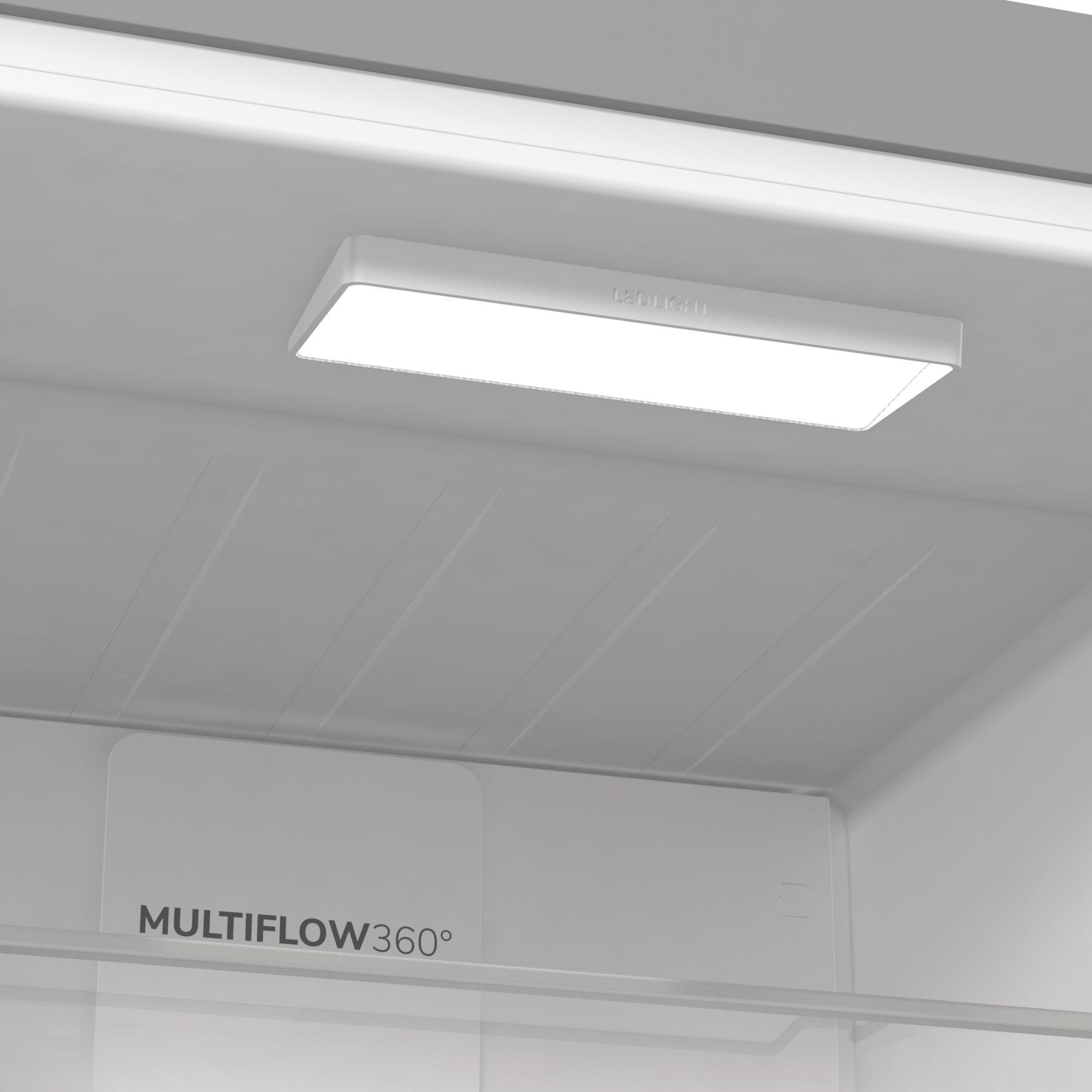 Innenansicht eines Kühlschranks mit hellem LED-Licht und der Aufschrift MULTIFLOW360°.