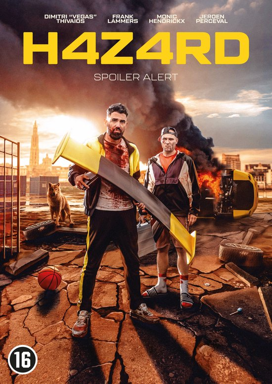 Affiche de film. Deux hommes avec un objet jaune, épave de voiture en arrière-plan, titre H4Z4RD.