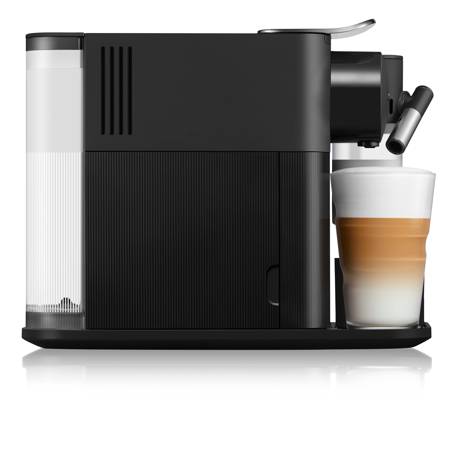 Beyaz arka plan üzerinde bir bardak latte macchiato ile siyah Nespresso makinesi.
