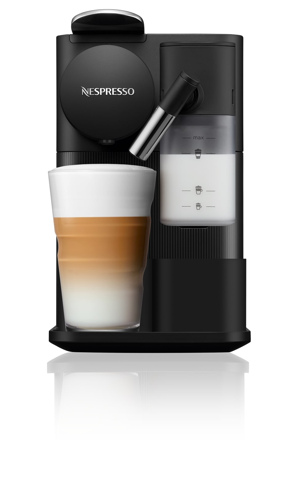Siyah bir Nespresso kahve makinesi, bir bardakta latte ve bir süt kabı ile.