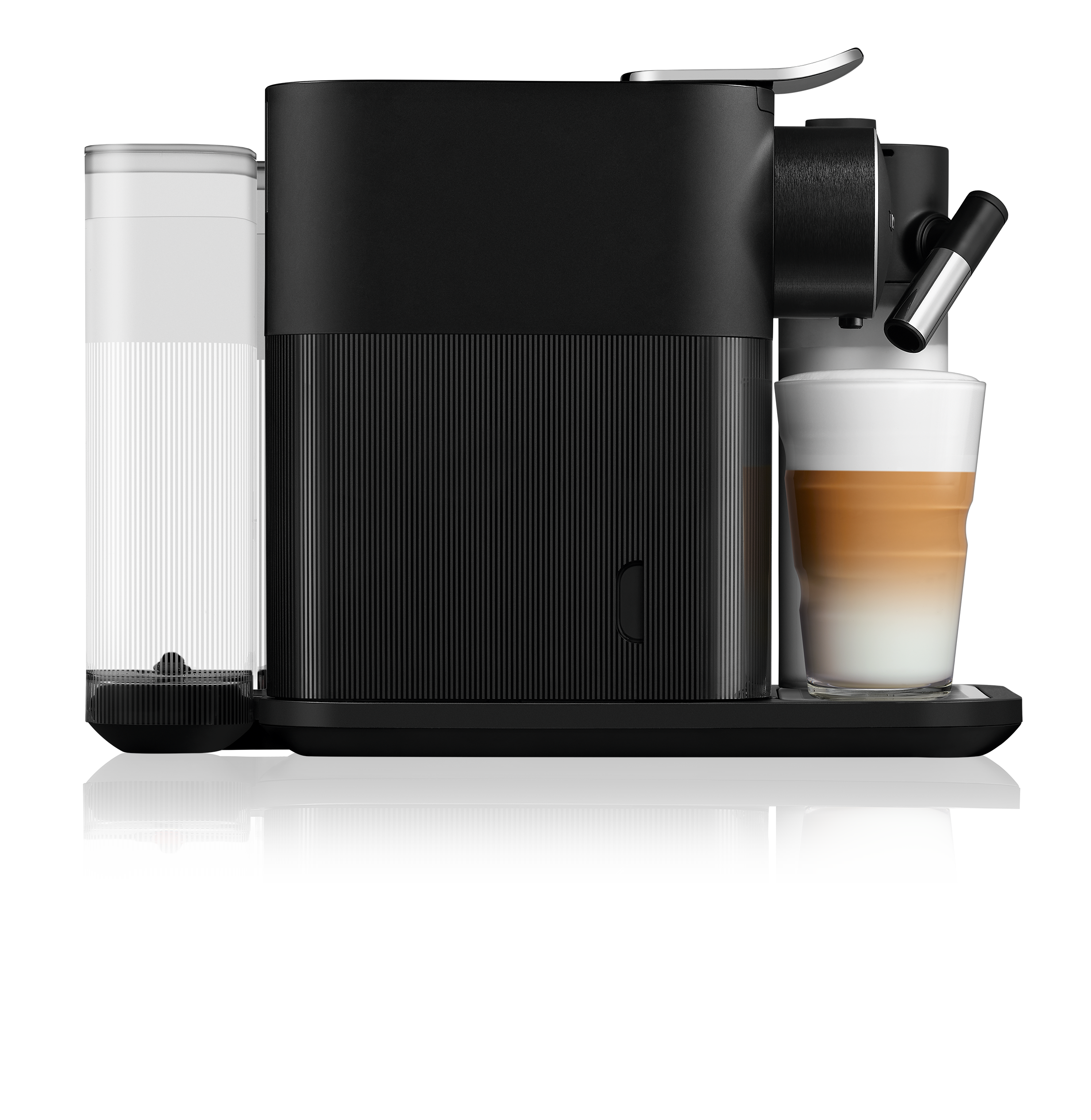 Siyah ve gümüş Nespresso kahve makinesi, süt köpürtücü ile. Bir latte hazırlanıyor.