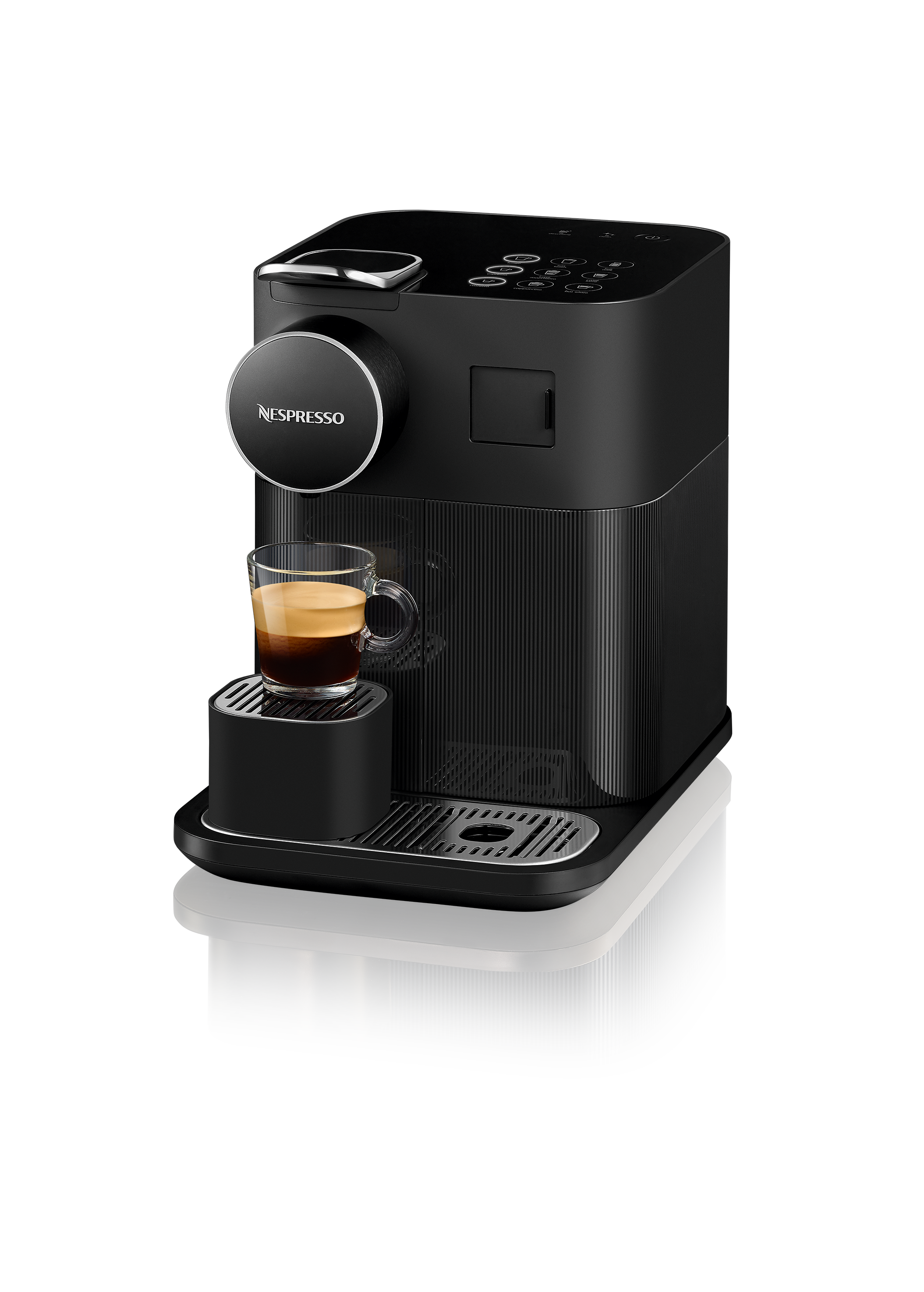 Siyah Nespresso makinesi ve bir fincan kahve. Siyah bir zemin.