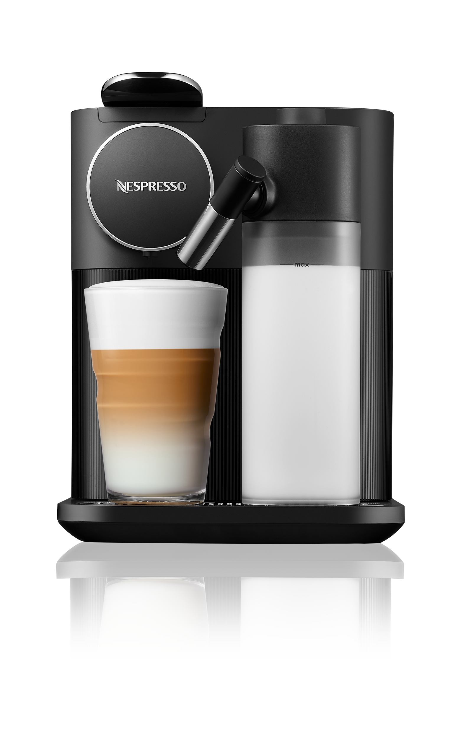 Siyah Nespresso makinesi, bir bardak latte ve süt ile.