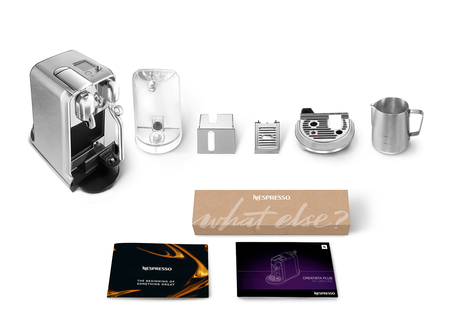 Beyaz zemin üzerinde aksesuarlarıyla bir Nespresso Creatista Plus makinesi.