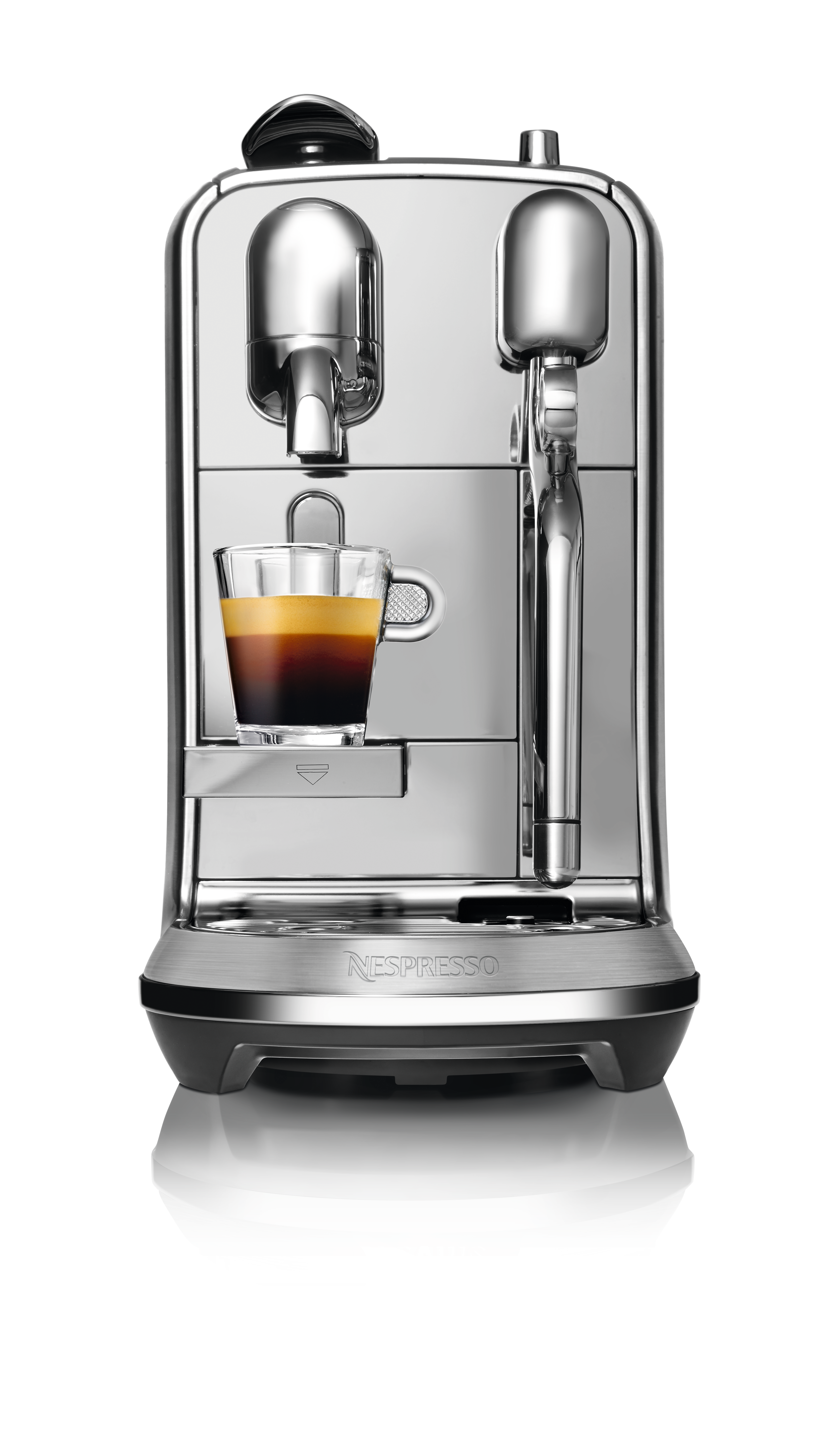 Ön tarafta bir bardak espresso bulunan krom bir Nespresso kahve makinesi, beyaz arka plan.