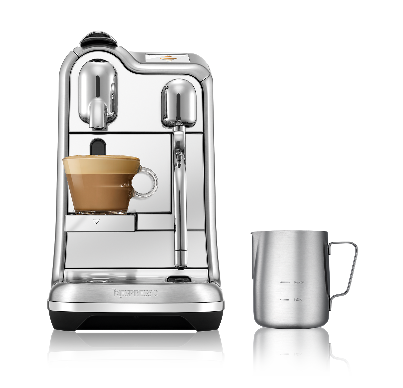 Gümüş bir Nespresso makinesi, bir fincan kahve ve bir süt köpürtme sürahisi.