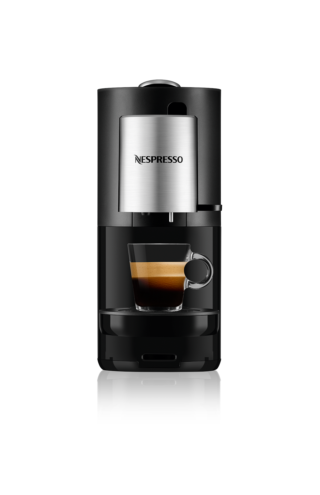 Bir bardak kahve ile siyah Nespresso makinesi; siyah arka plan.