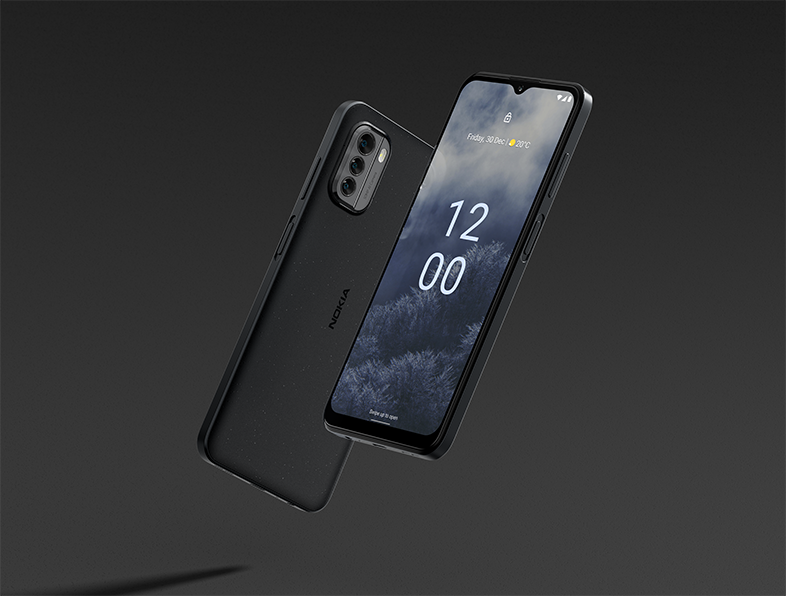 Fekete telefon hármas kamerával, szögben, órával a képernyőn és a Nokia logóval.