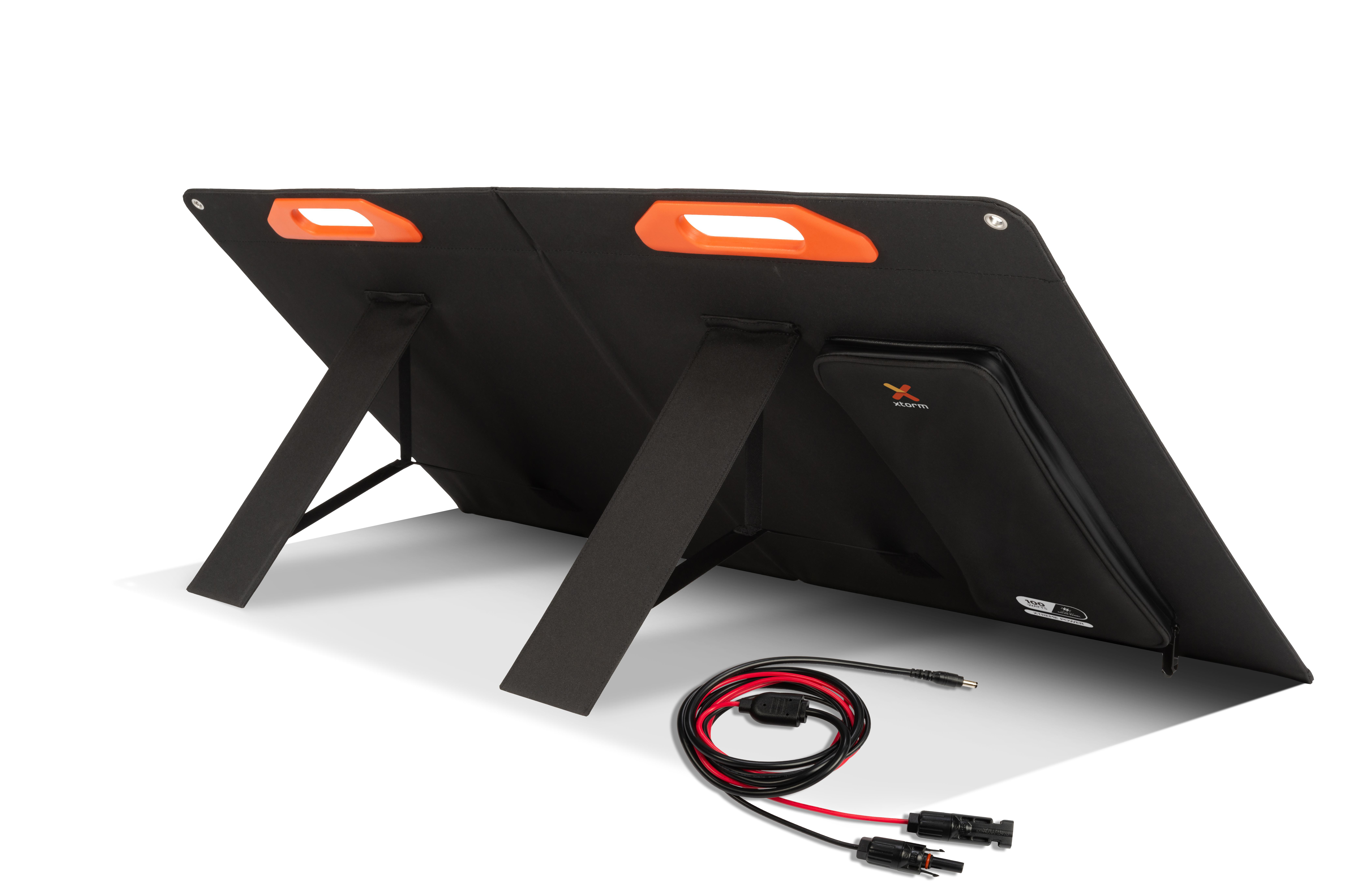 Schwarzes faltbares Solarpanel mit orangefarbenen Akzenten, aufgestellt. Kabel und Anschlüsse liegen darunter.