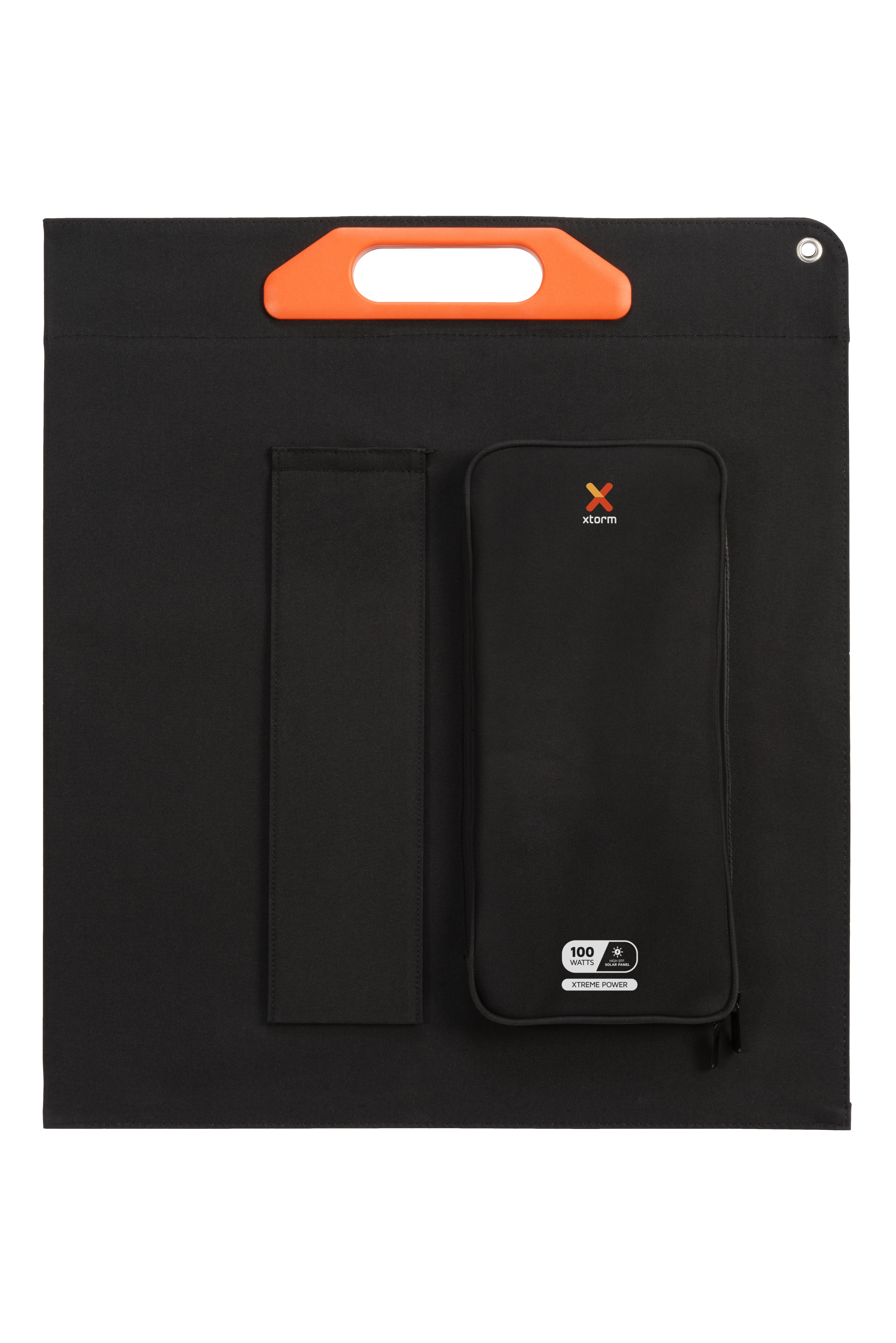 Ein schwarzes, faltbares Solarpanel mit orangefarbenem Griff und einer schwarzen Tasche.