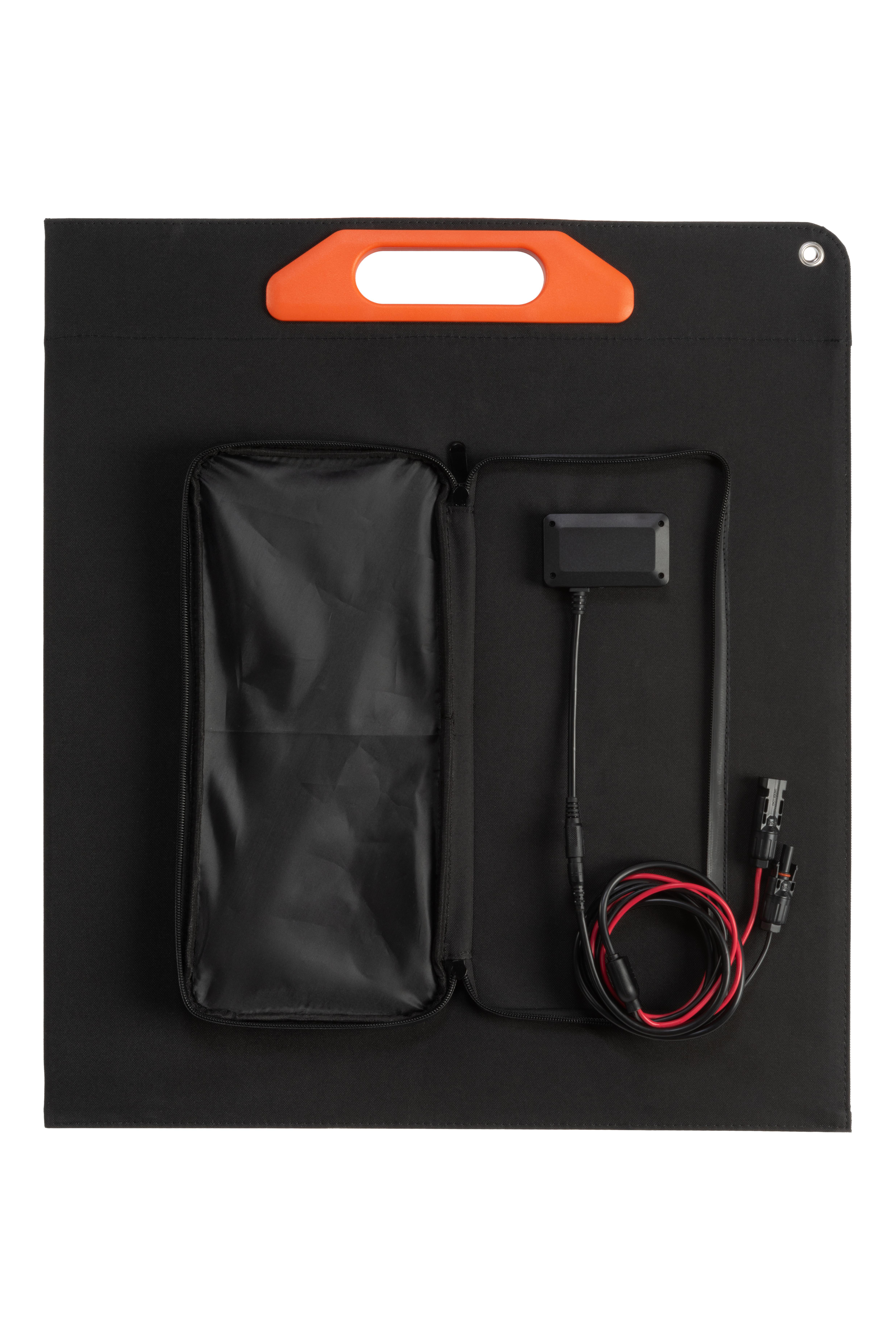 Schwarzes faltbares Solarpanel mit orangefarbenem Griff und schwarzem Beutel mit Kabel.