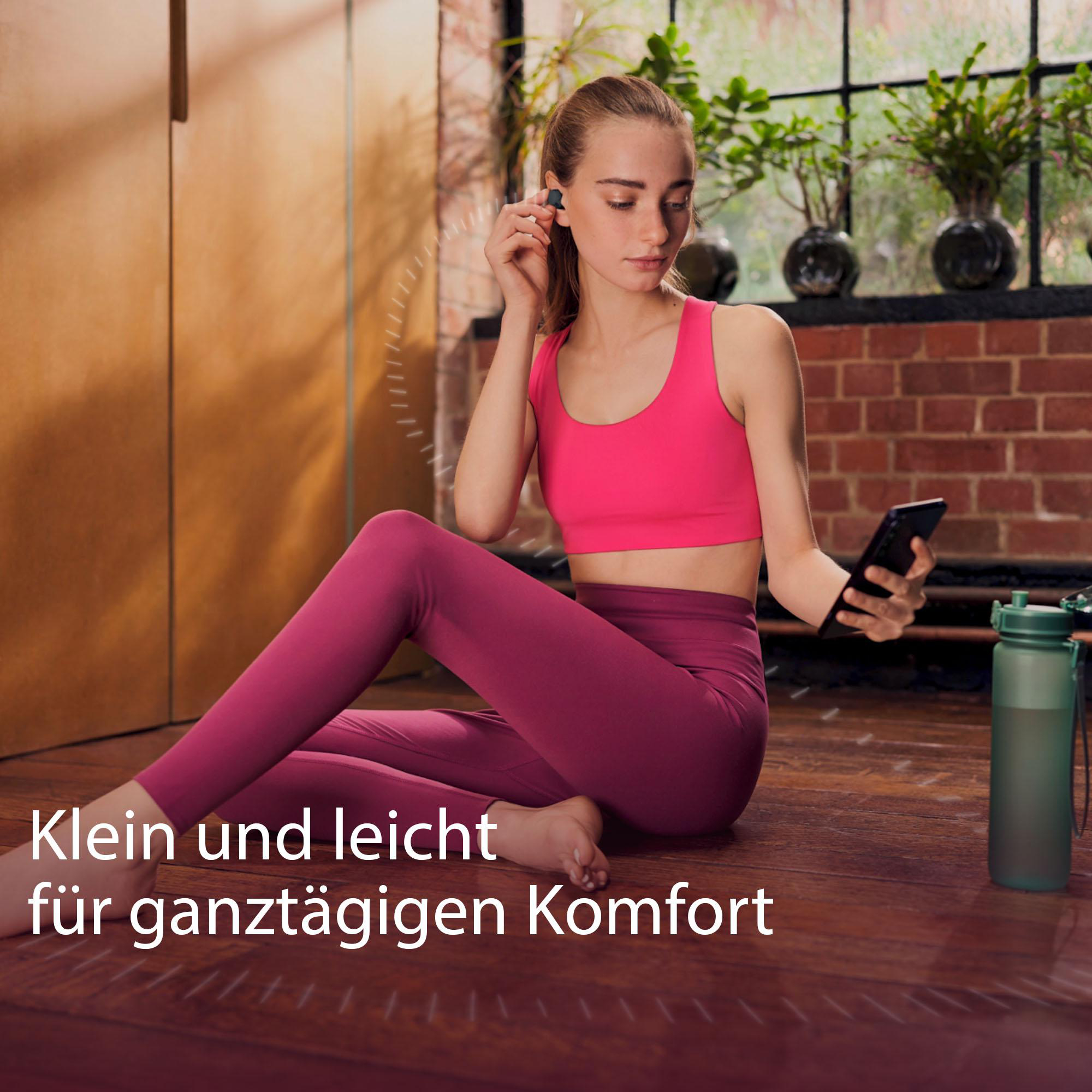 Eine Frau in Sportkleidung benutzt Ohrhörer und ein Smartphone. Text: Klein und leicht für ganztägigen Komfort.
