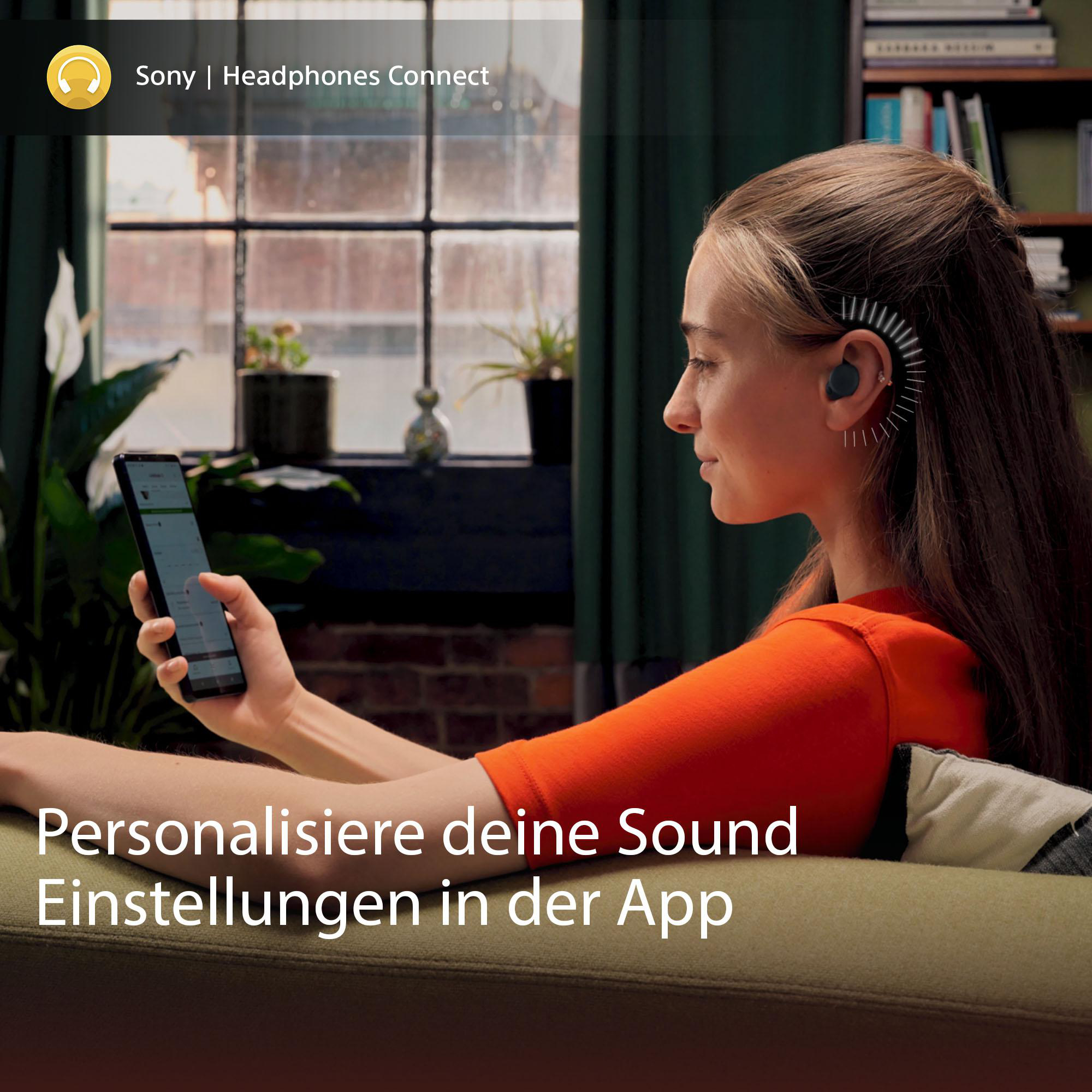 Eine Frau mit Ohrhörern, die auf ihr Handy schaut. Text: Passe deine Soundeinstellungen in der App an.