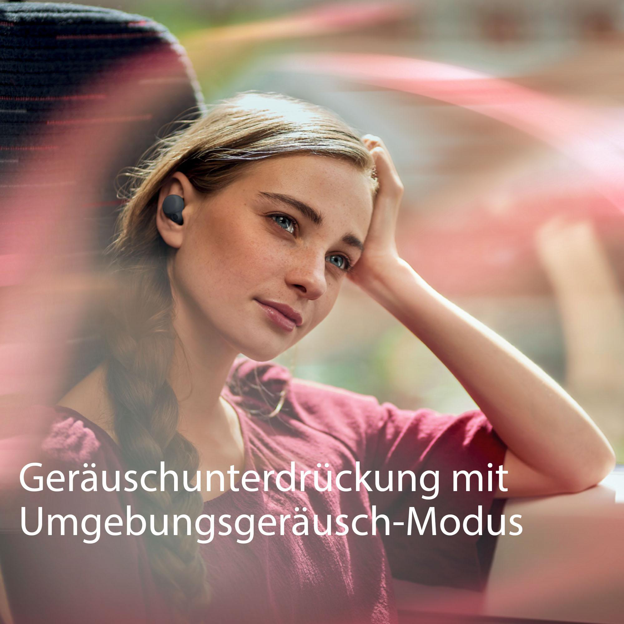 Frau mit Ohrhörern im Zug. Text überlagert: Geräuschunterdrückung mit Umgebungsmodus.