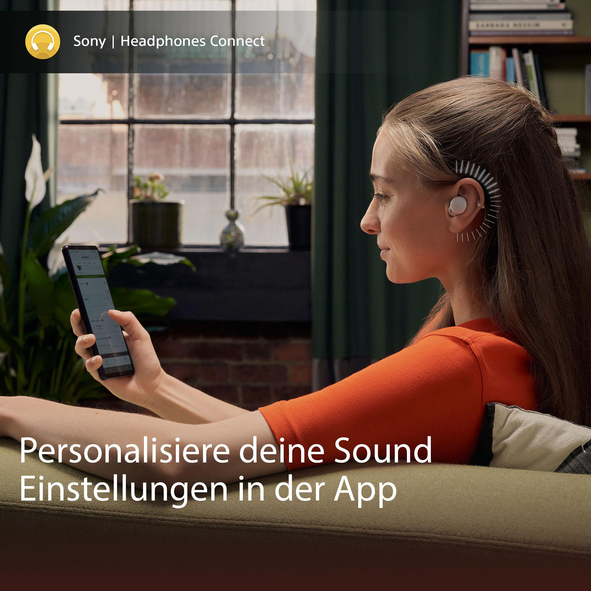 Frau benutzt Telefon, trägt weiße Ohrhörer. Text: 'Personalisiere deine Sound Einstellungen in der App'.