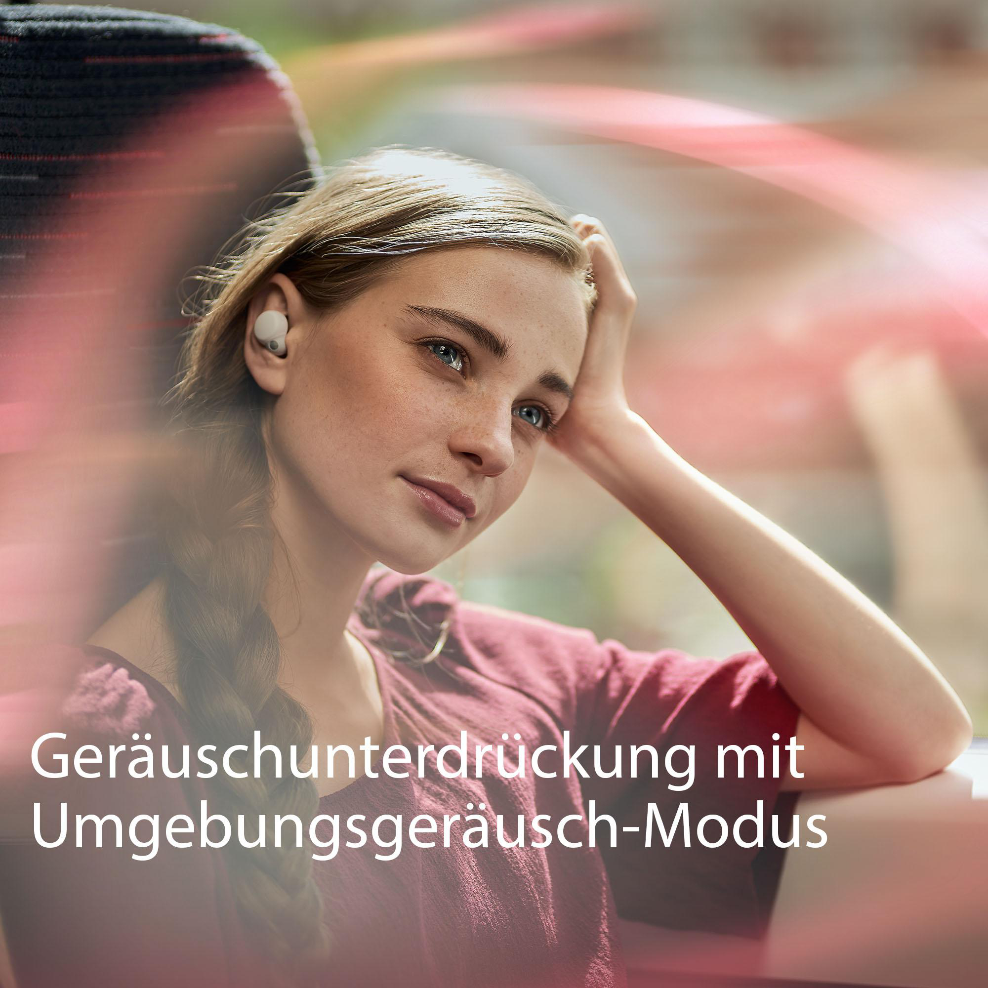 Frau mit Ohrhörern in einem Zug, mit Text über Geräuschunterdrückung.