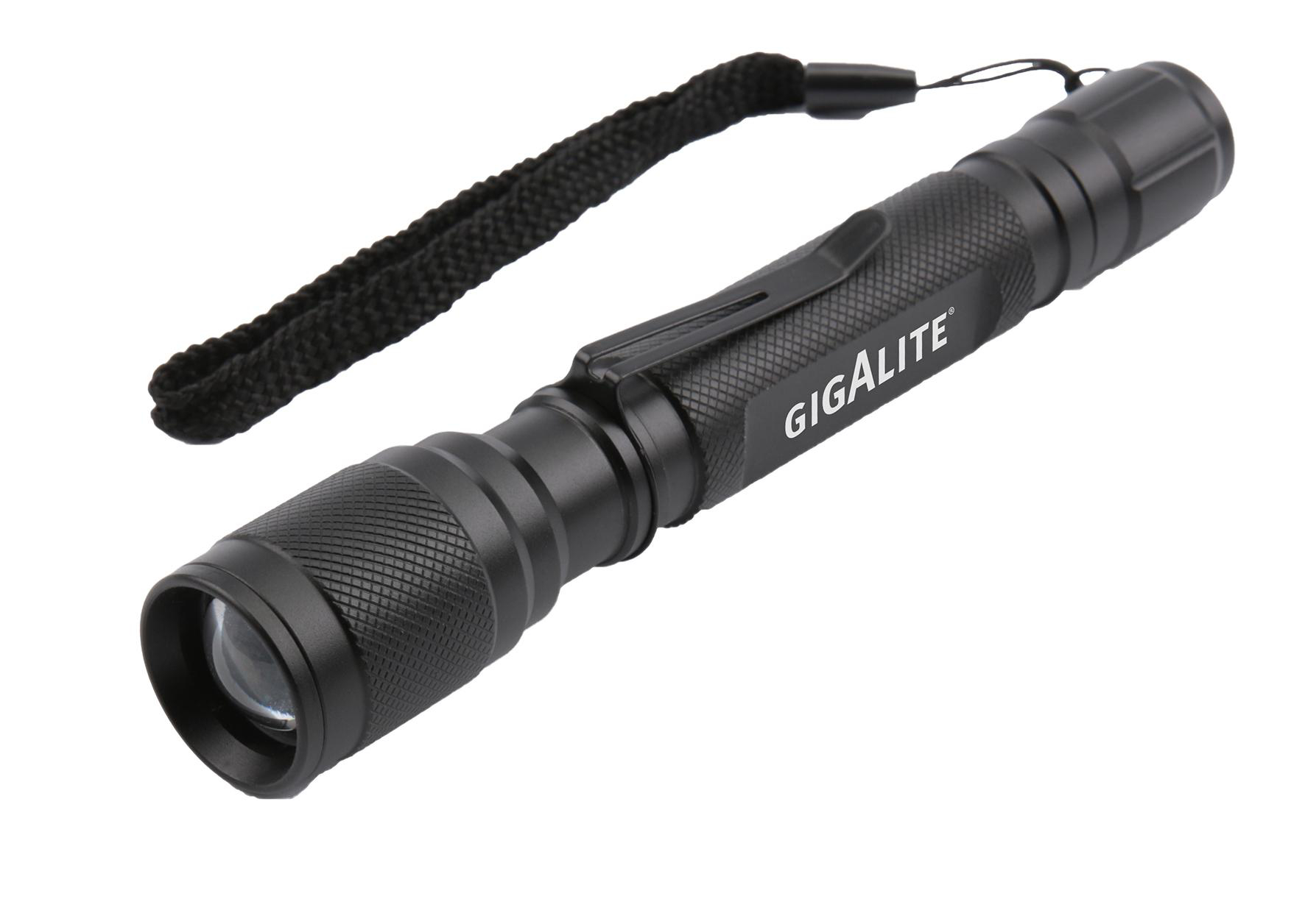 Schwarze Taschenlampe mit GIGALITE, schwarzer Riemen, weißer Hintergrund.