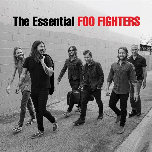 A Foo Fighters együttes a járdán sétál. Az album címe felül látható.