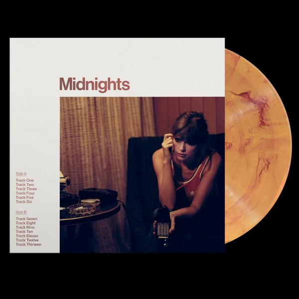 'Midnights' vinyl lemezborító, Taylor Swift-tel, és egy bakelit lemezzel.
