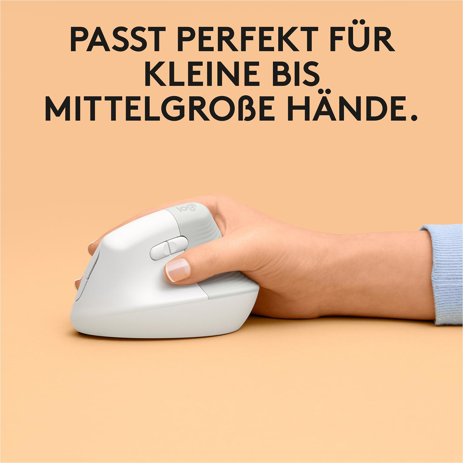 Eine weiße ergonomische Maus, die von einer Hand auf einer beigen Oberfläche gehalten wird.