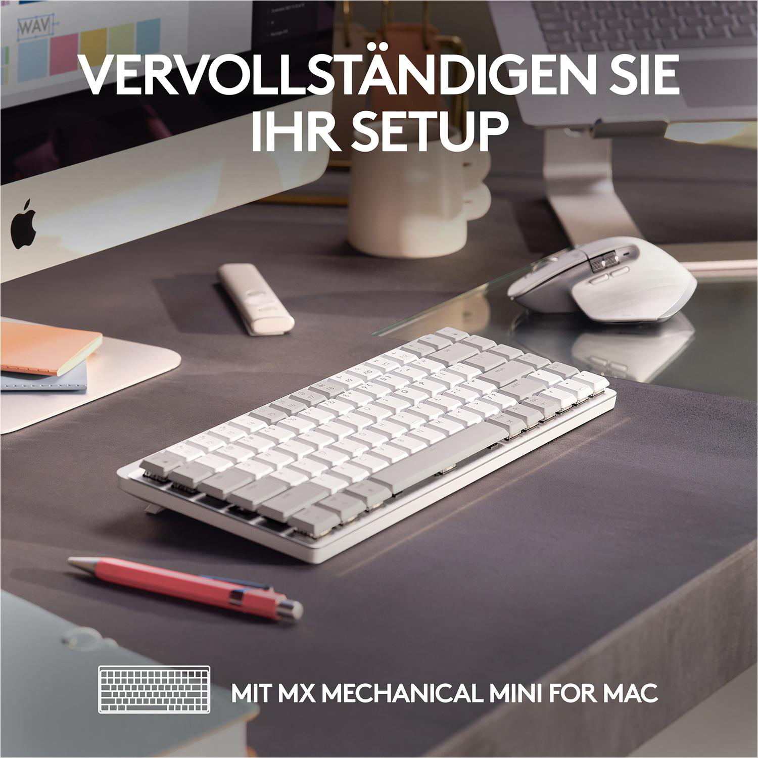 Ein Schreibtisch mit Tastatur, Maus, Stift und einem Computermonitor.