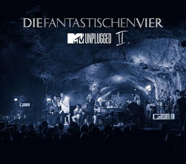 Albumcover einer Band auf einer Bühne in einer höhlenartigen Struktur. Text lautet 'Die Fantastischen Vier'.