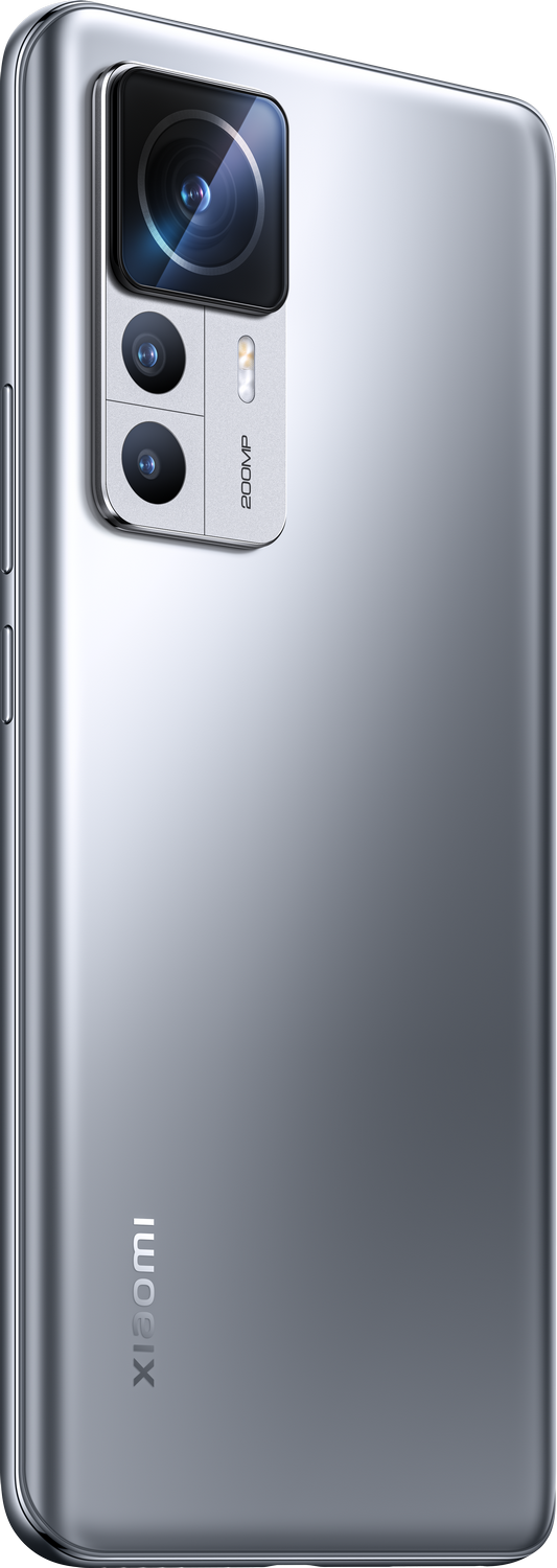 Parte trasera de smartphone plateado con módulo de cámara. El módulo tiene tres lentes y flash. Marca visible.
