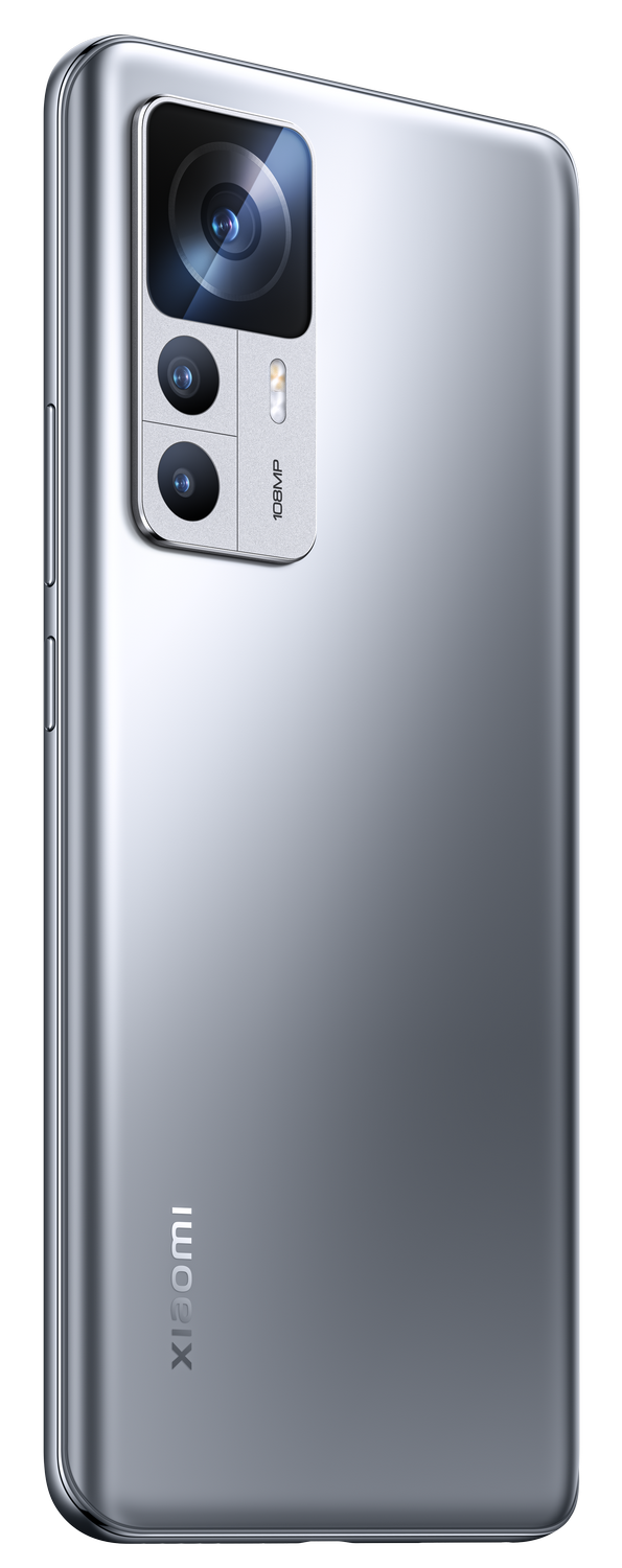Un teléfono Xiaomi plateado, visto desde la parte trasera, con una configuración de cámara de triple lente.