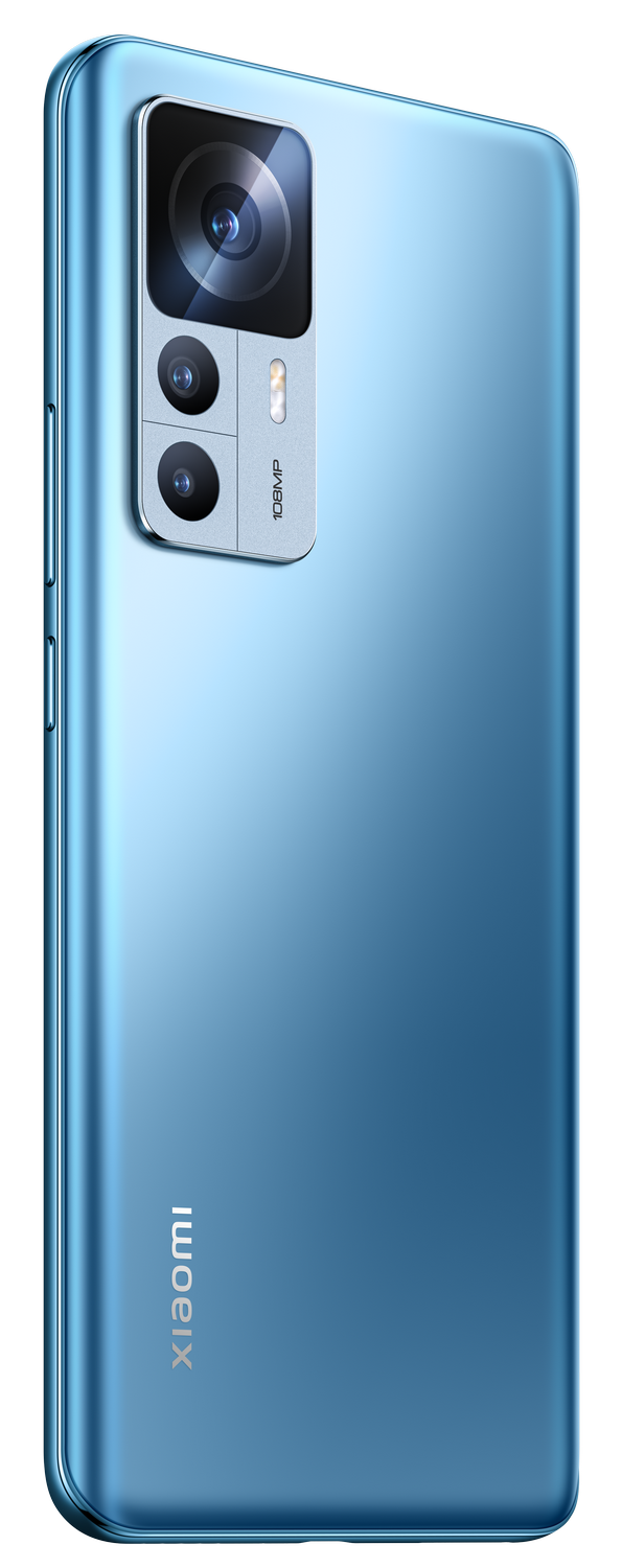 Teléfono inteligente azul con configuración de triple cámara en la parte trasera.